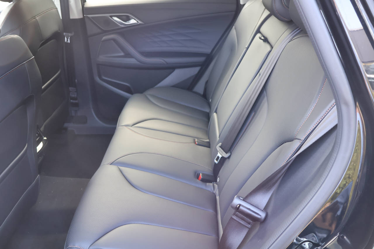 MG HS 1.5 Hybrid Luxury-image-12