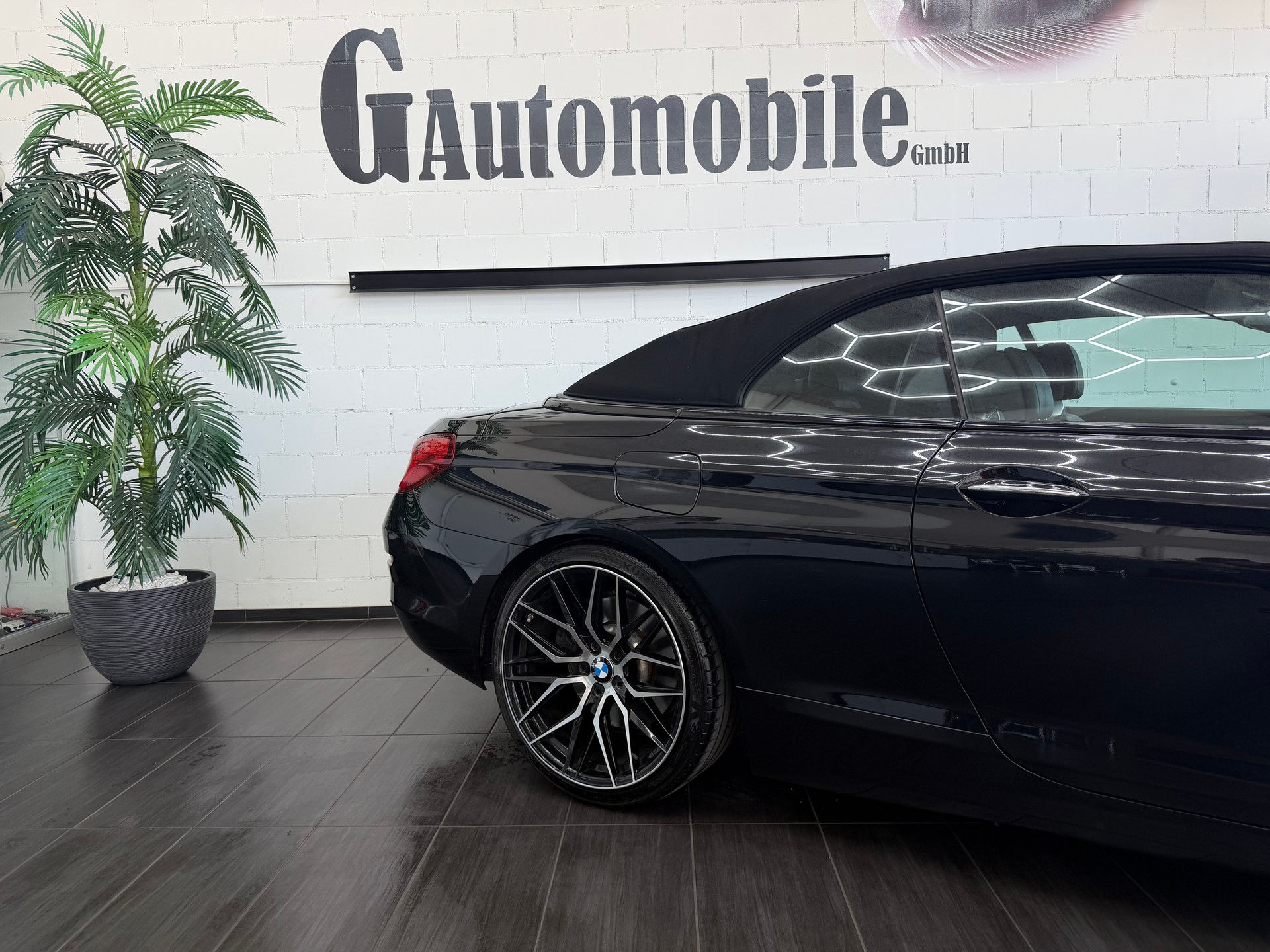 BMW 650i Cabrio-showroom-element-2