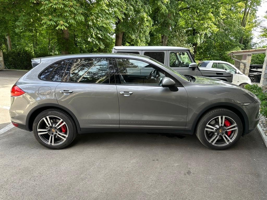 PORSCHE Cayenne Turbo-showroom-element-2