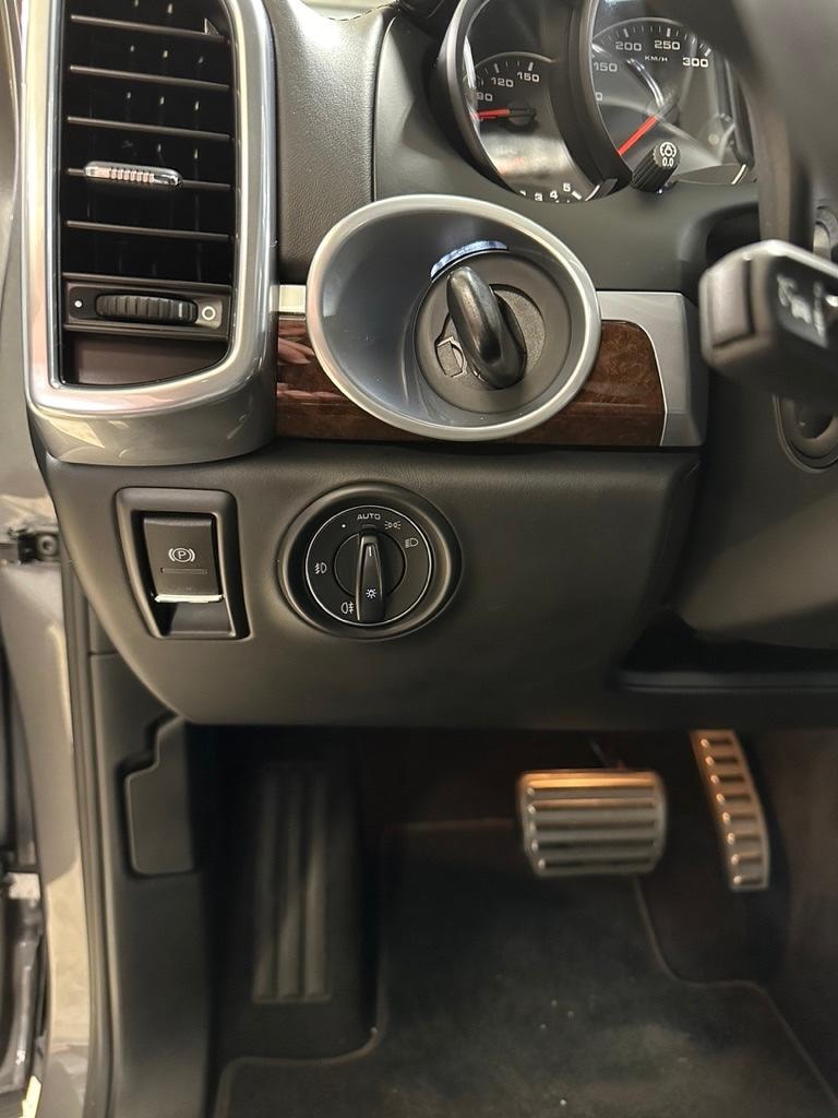 PORSCHE Cayenne Turbo-image-15