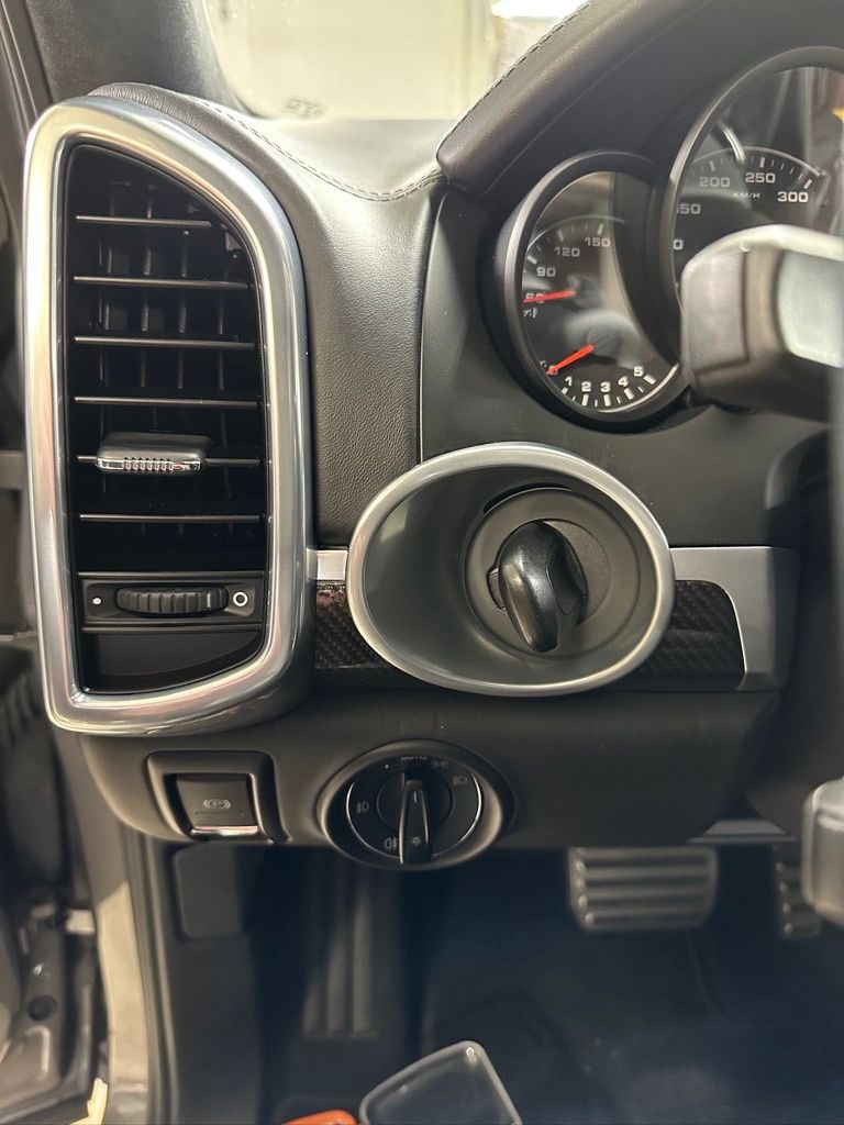 PORSCHE Cayenne Turbo-image-14