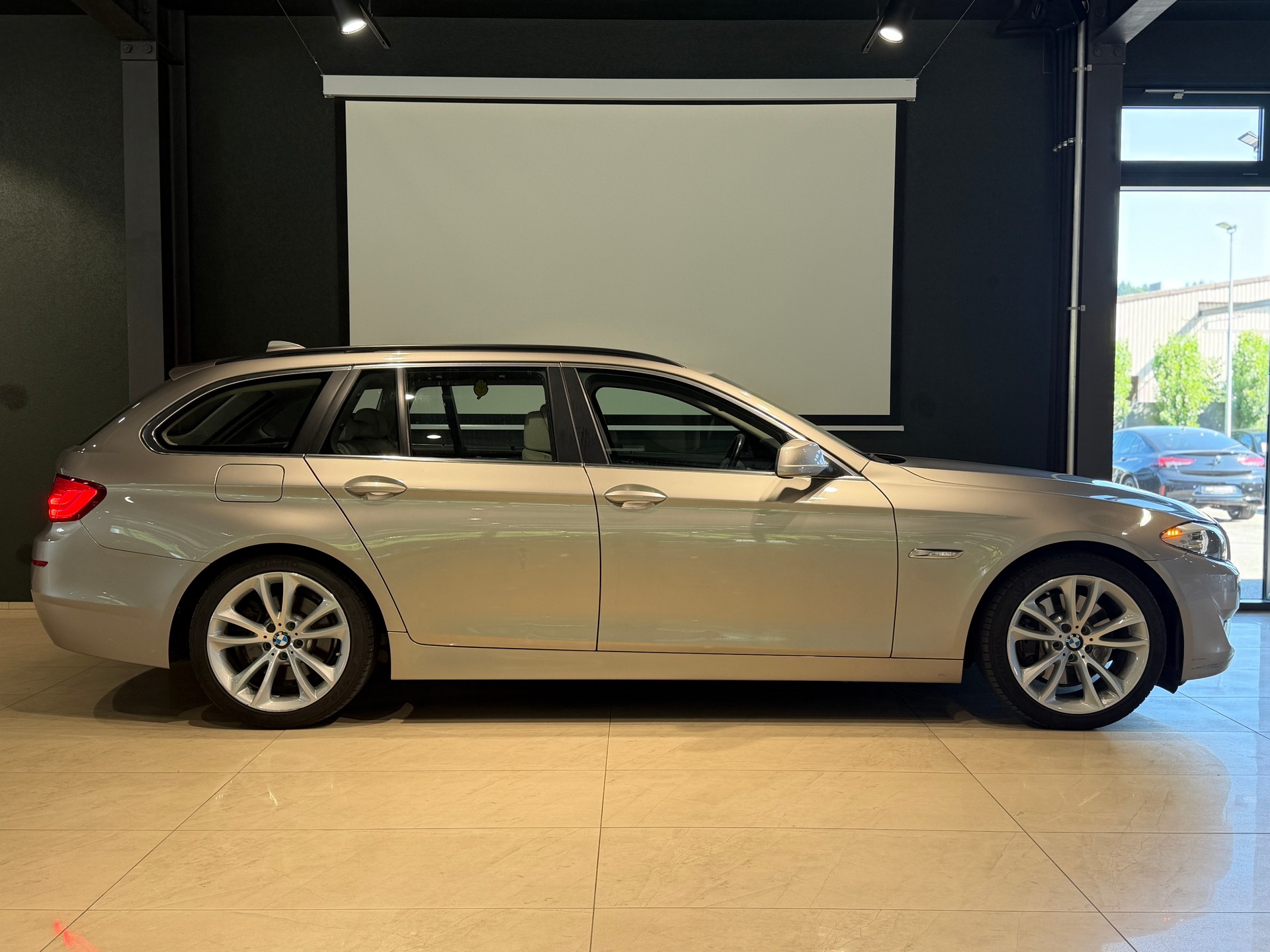BMW 528i Touring Steptronic-showroom-element-2
