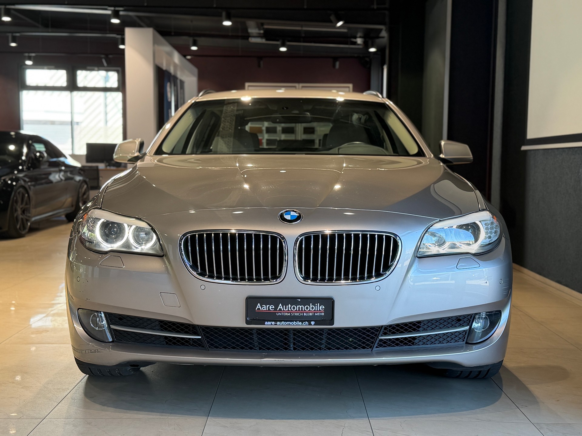 BMW 528i Touring Steptronic-showroom-element-1