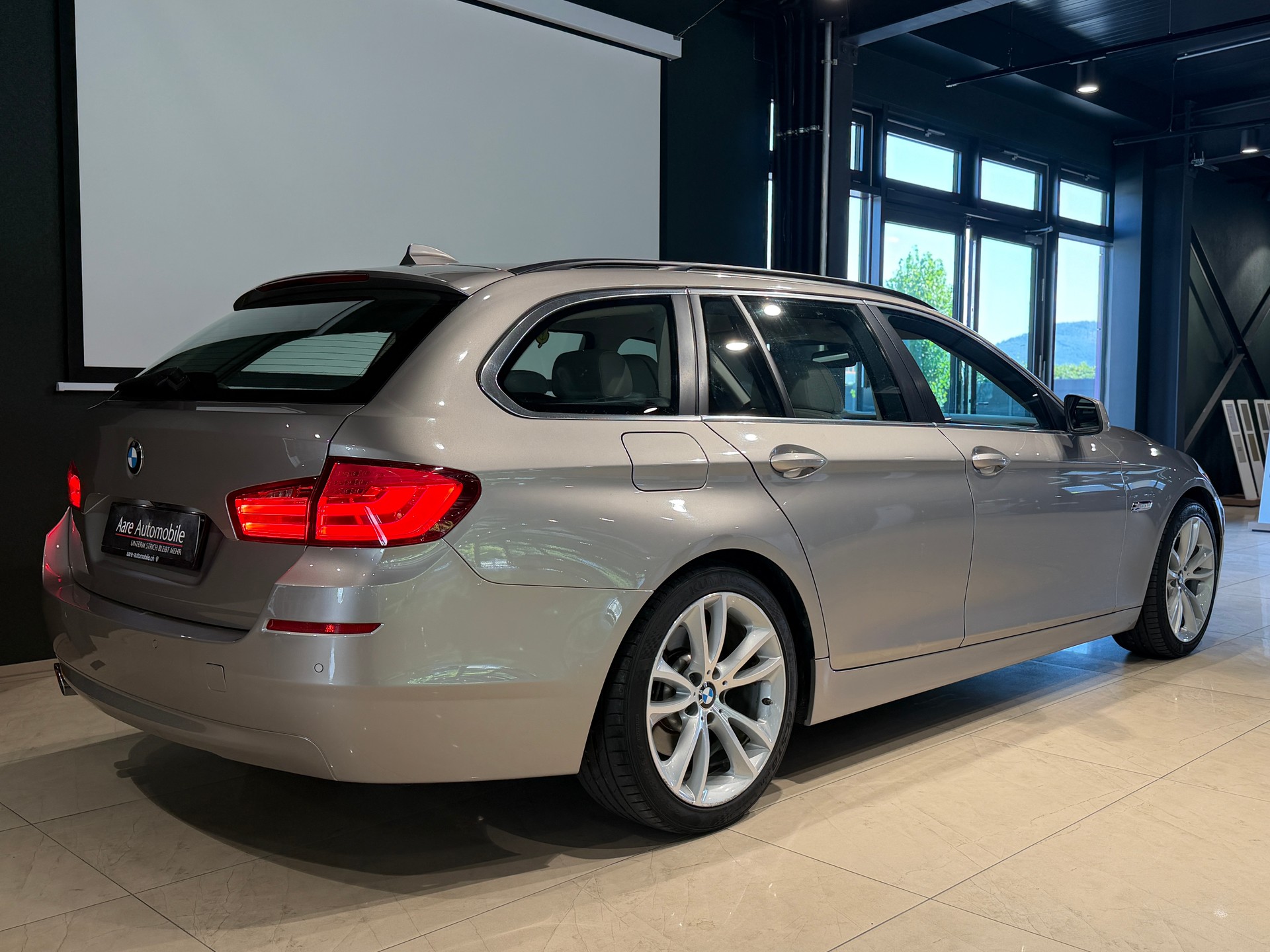 BMW 528i Touring Steptronic-showroom-element-3
