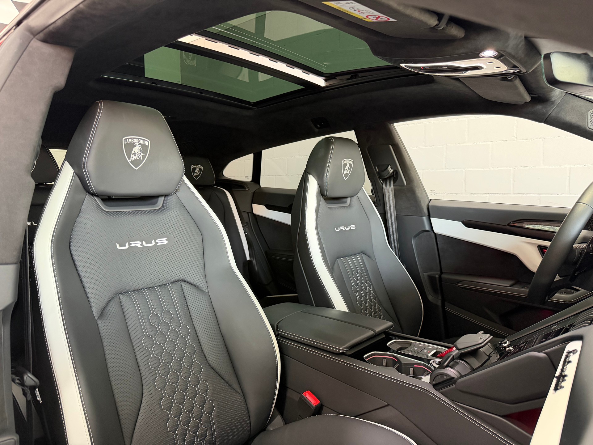 LAMBORGHINI Urus S E-Gear * GratisServ. * VIOLA MITHRAS * AKRAPOVIC * PANO * MASSAGE * B&O 3D * 360 Grad *-image-6