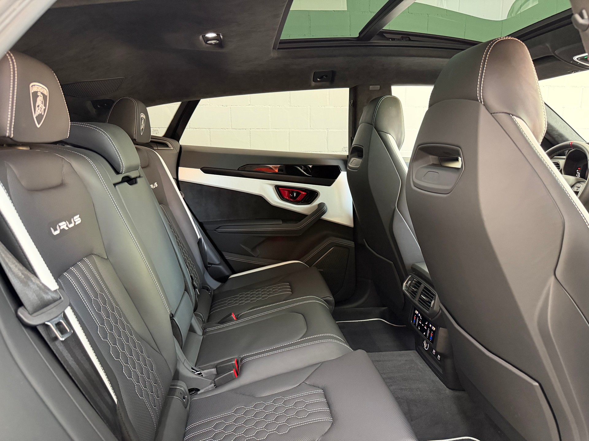 LAMBORGHINI Urus S E-Gear * GratisServ. * VIOLA MITHRAS * AKRAPOVIC * PANO * MASSAGE * B&O 3D * 360 Grad *-image-10