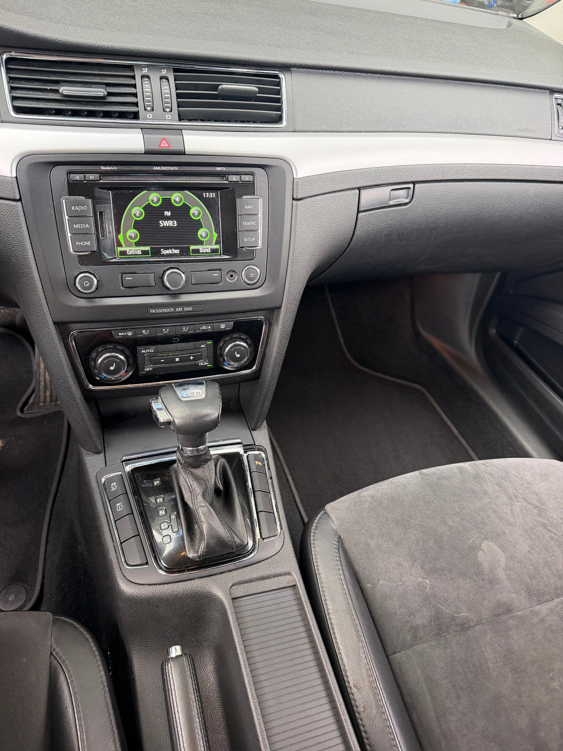 SKODA Superb Combi 1.8 TSI Elegance DSG-image-8