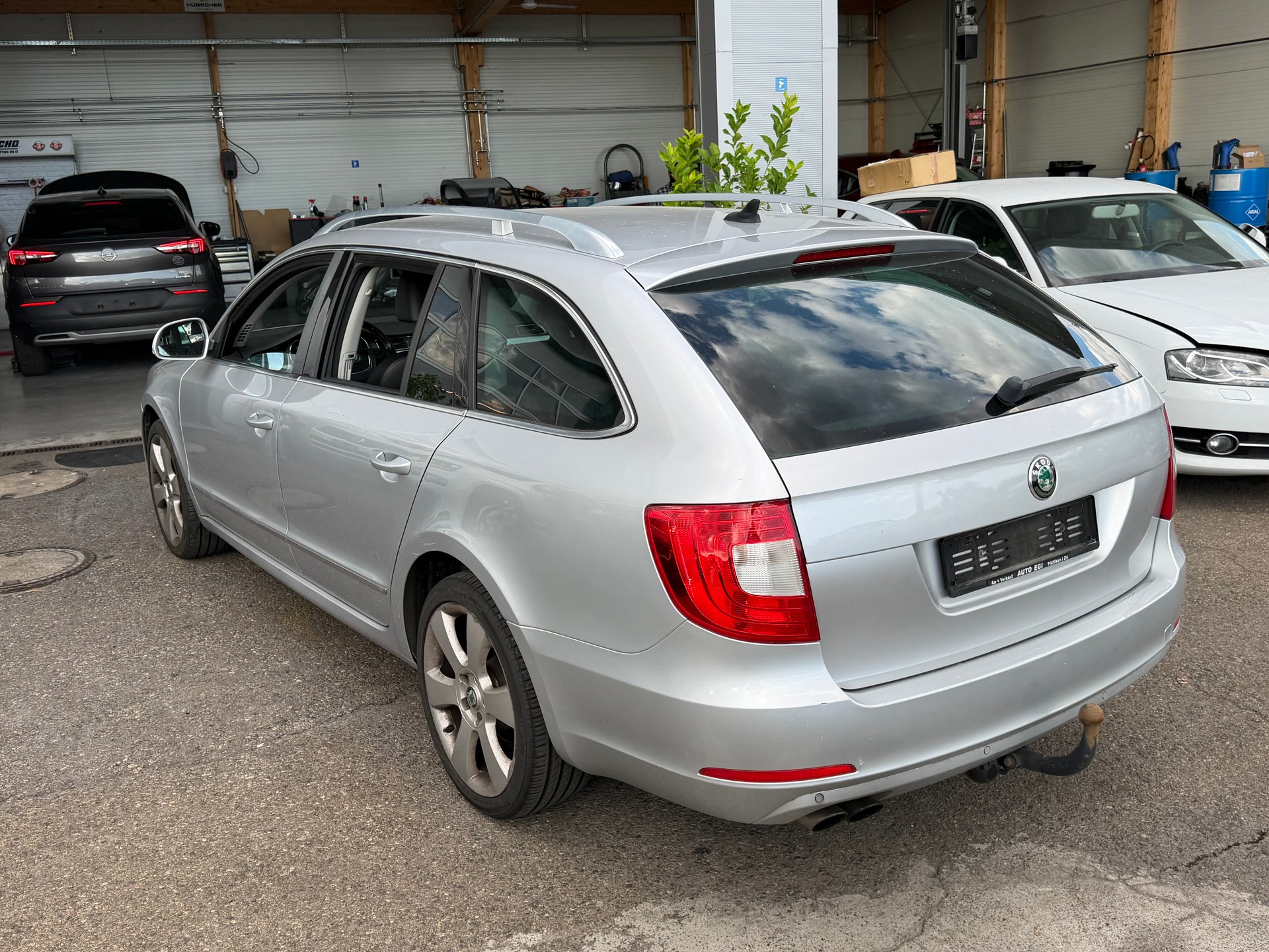 SKODA Superb Combi 1.8 TSI Elegance DSG-image-3