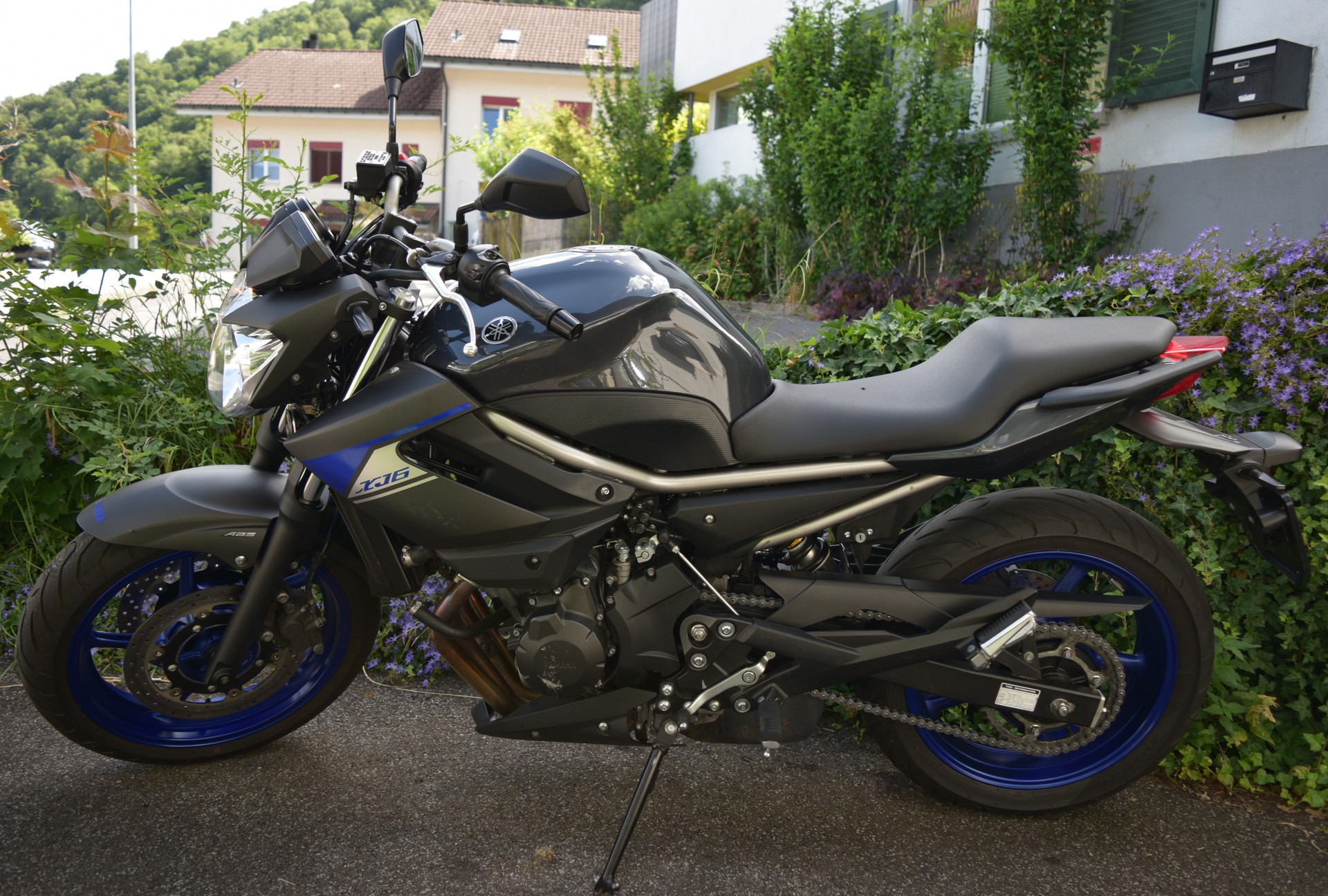 YAMAHA XJ6NA-image-0
