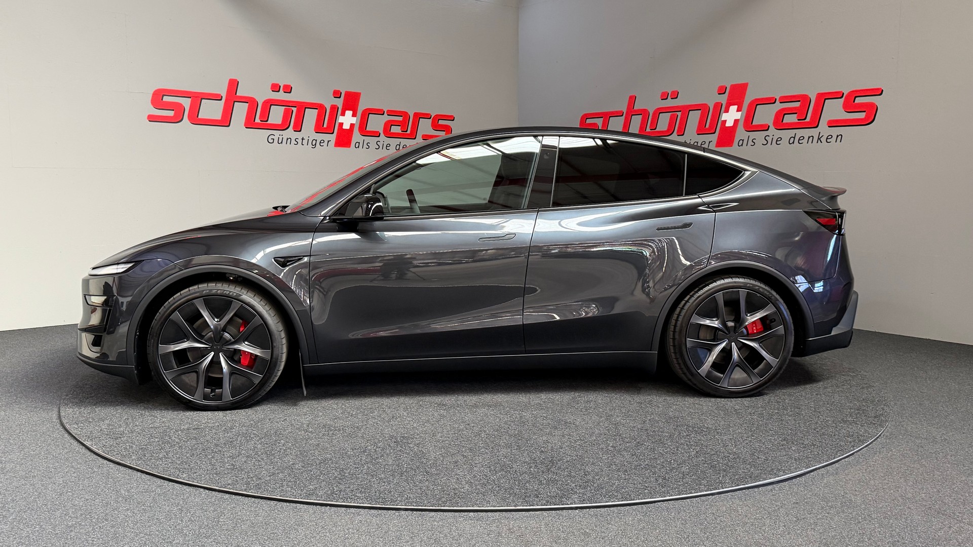 TESLA Model Y Performance AHK-showroom-element-2