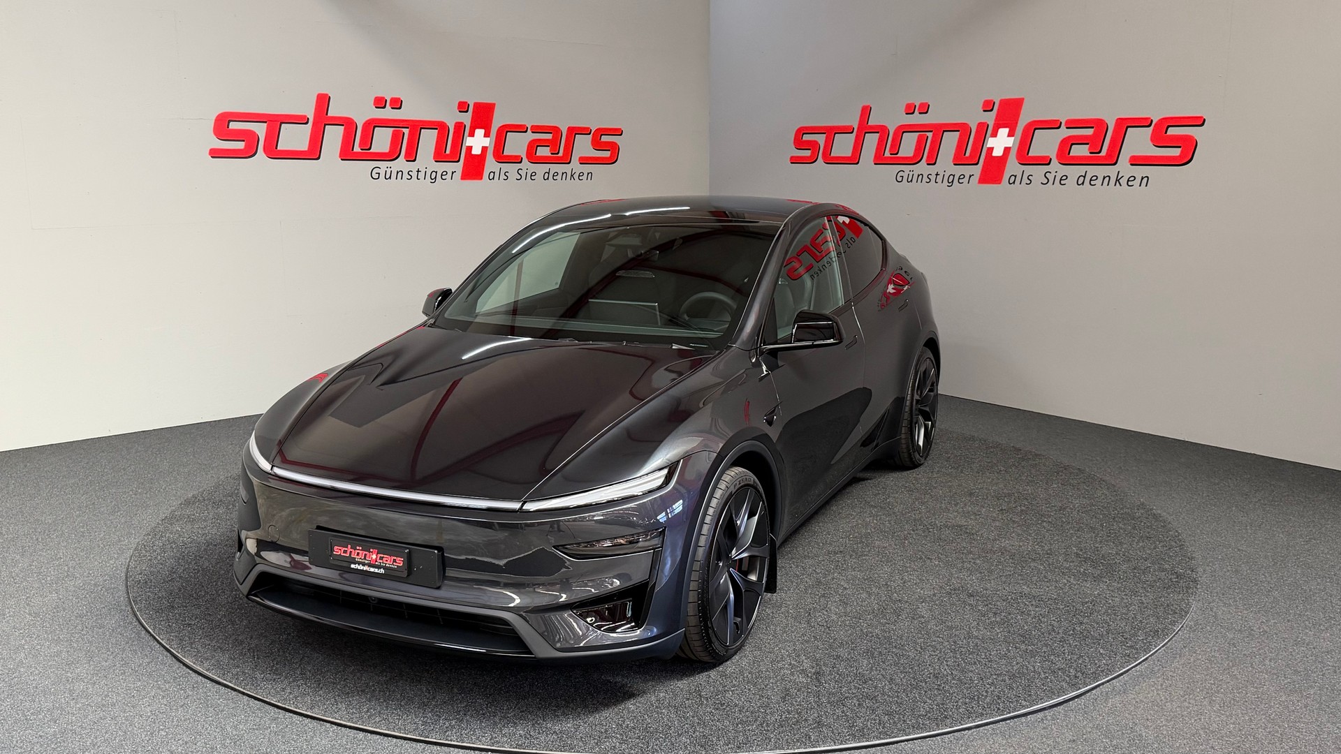 TESLA Model Y Performance AHK-showroom-element-1