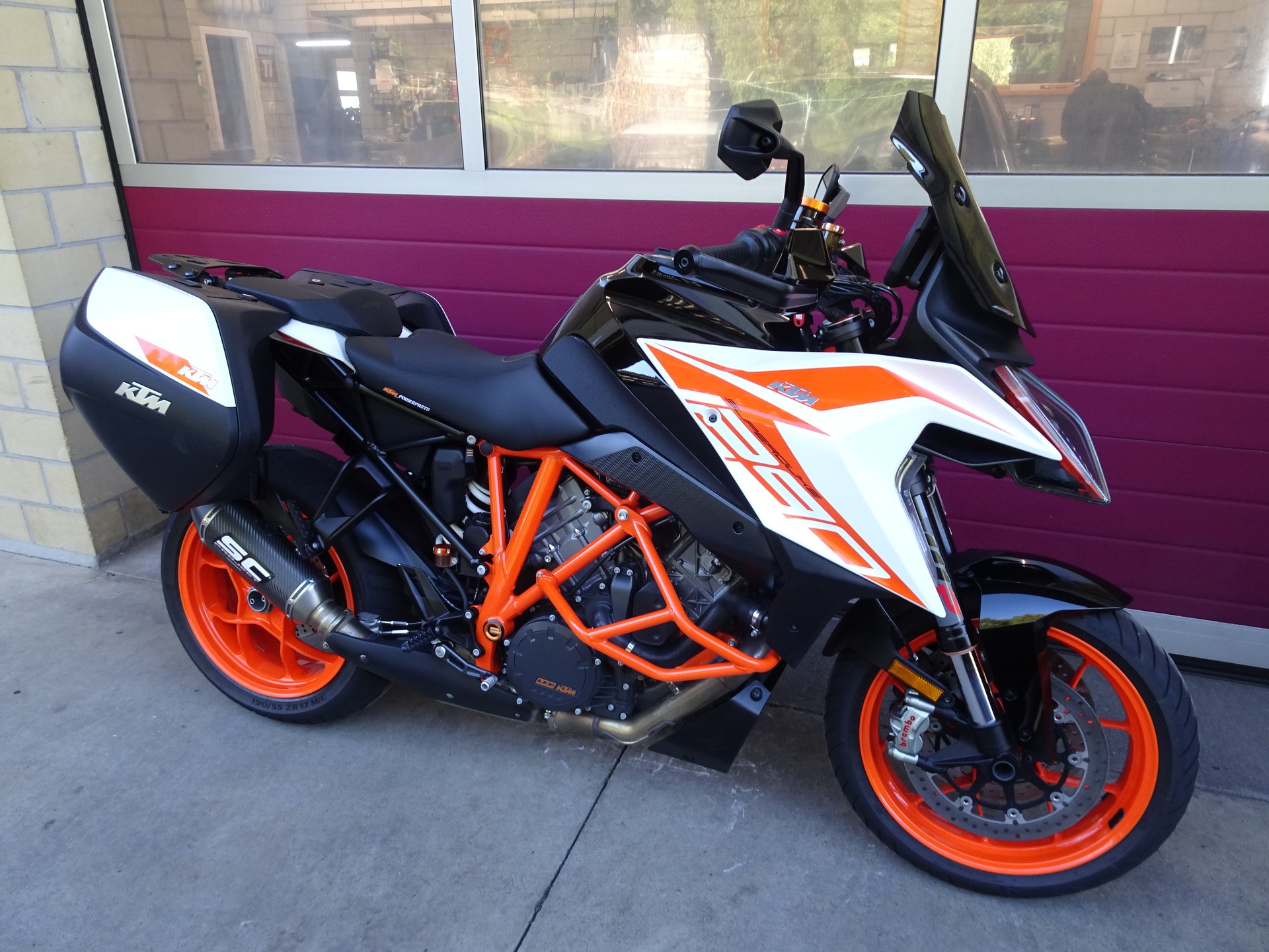 KTM 1290 Super Duke GT-showroom-element-2