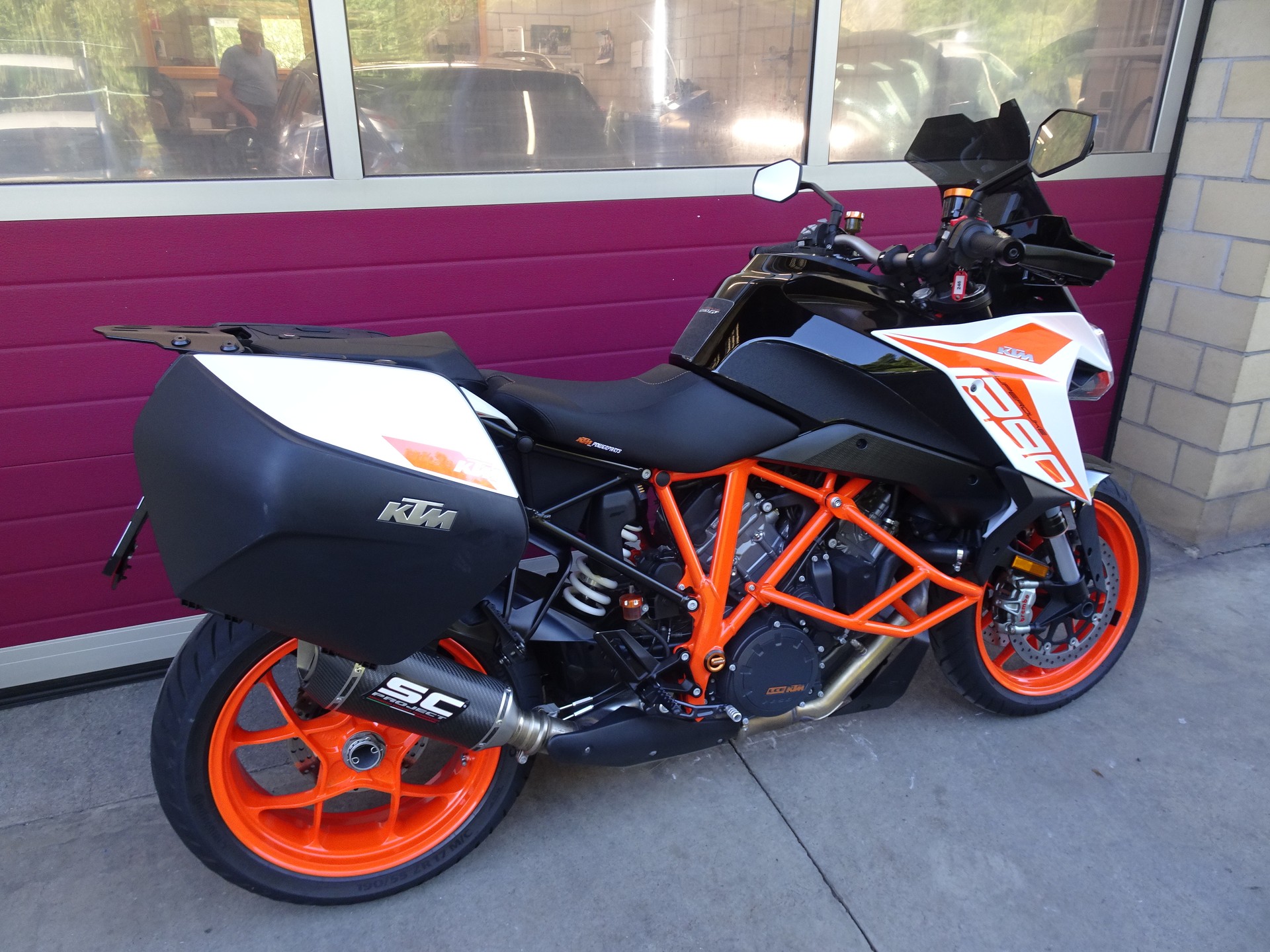 KTM 1290 Super Duke GT-showroom-element-3