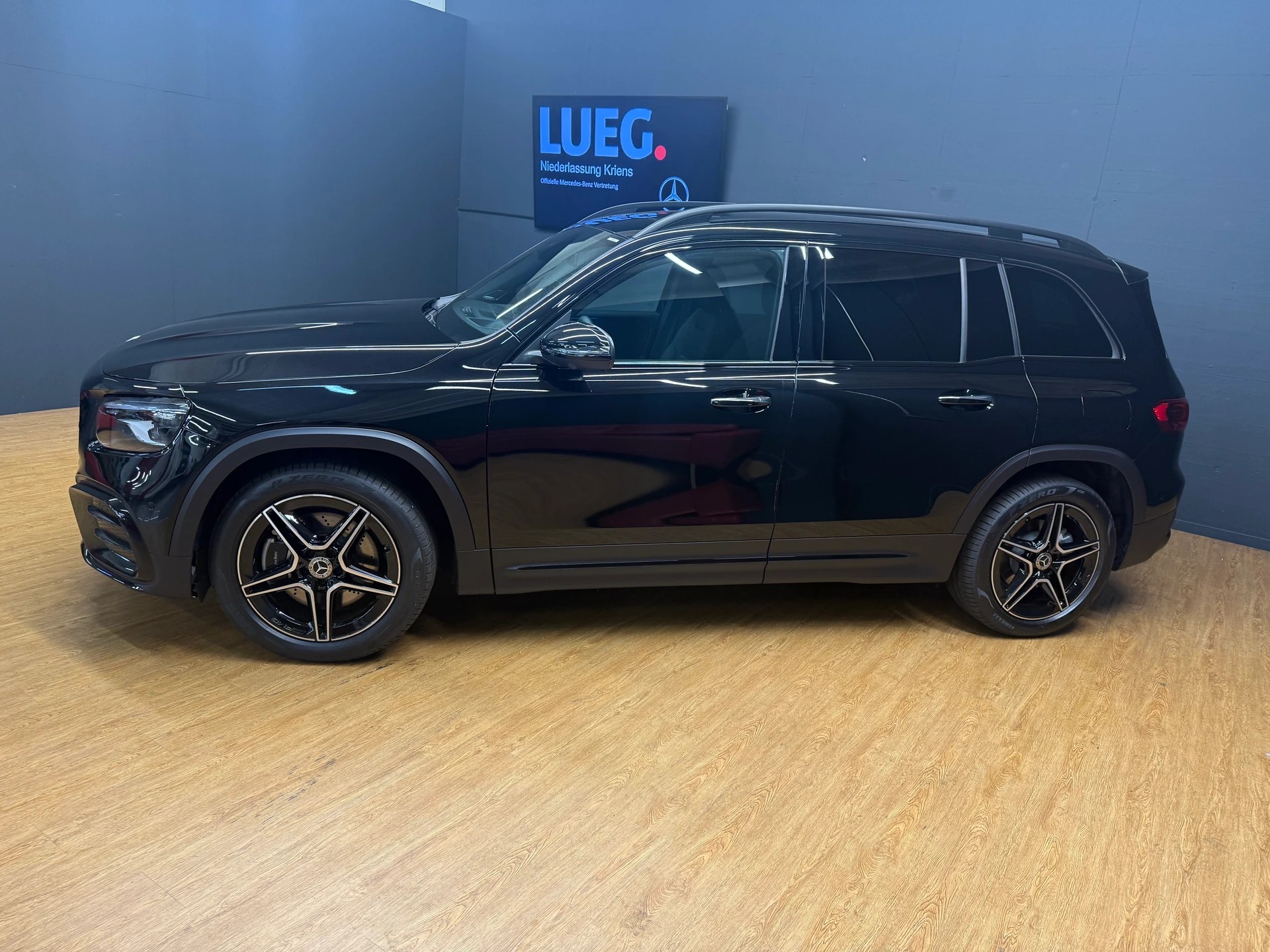 MERCEDES-BENZ GLB 220 d 4M - AMG / DISTRONIC / 360 Grad Kamera / Head-Up Display-showroom-element-2