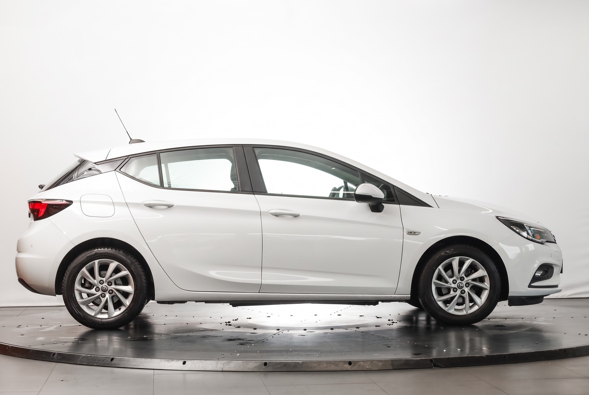 OPEL Astra 1.2i Turbo Edition • 145 ch • Siège ergonomique AGR • Apple CarPlay-image-5