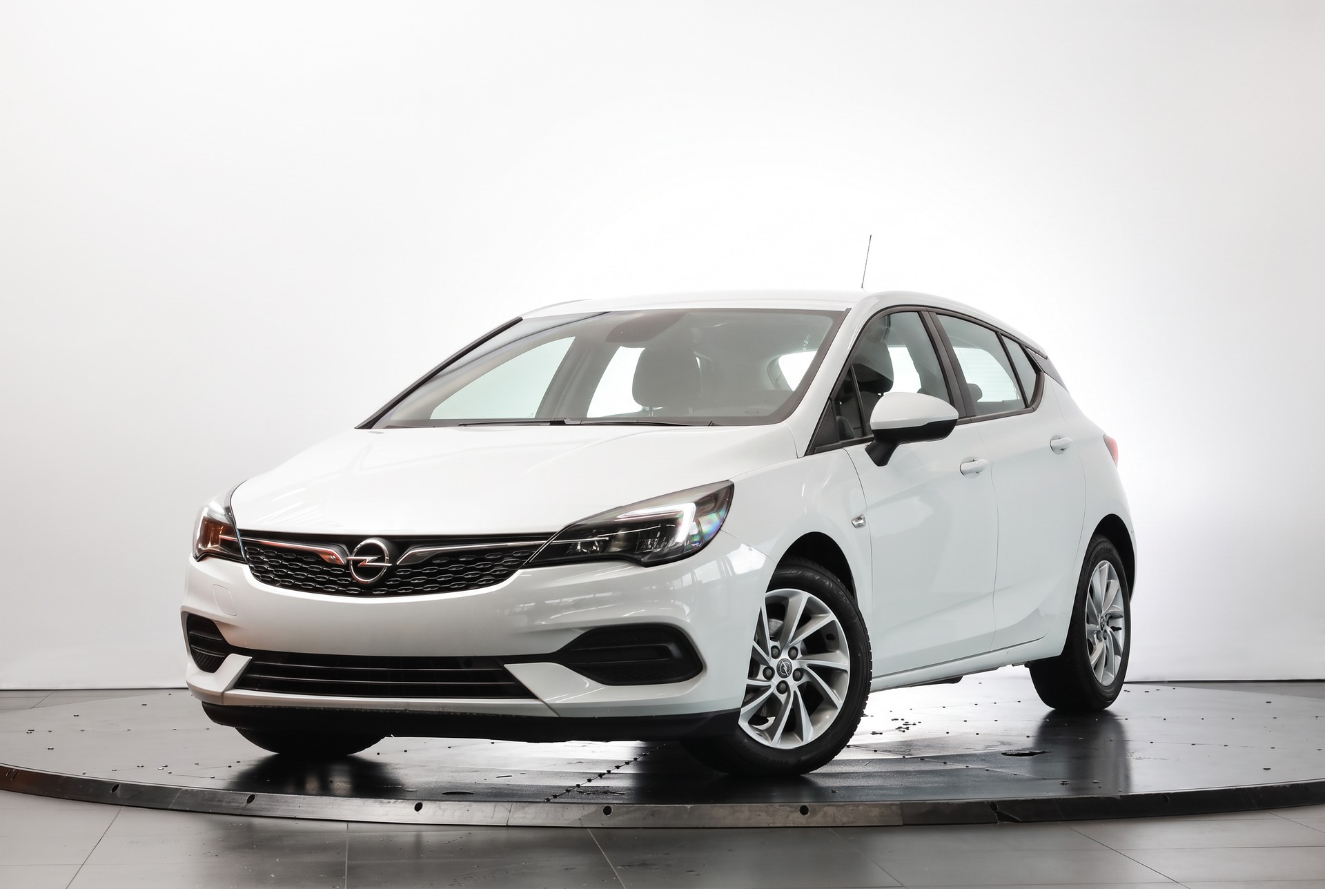 OPEL Astra 1.2i Turbo Edition • 145 ch • Siège ergonomique AGR • Apple CarPlay-showroom-element-3