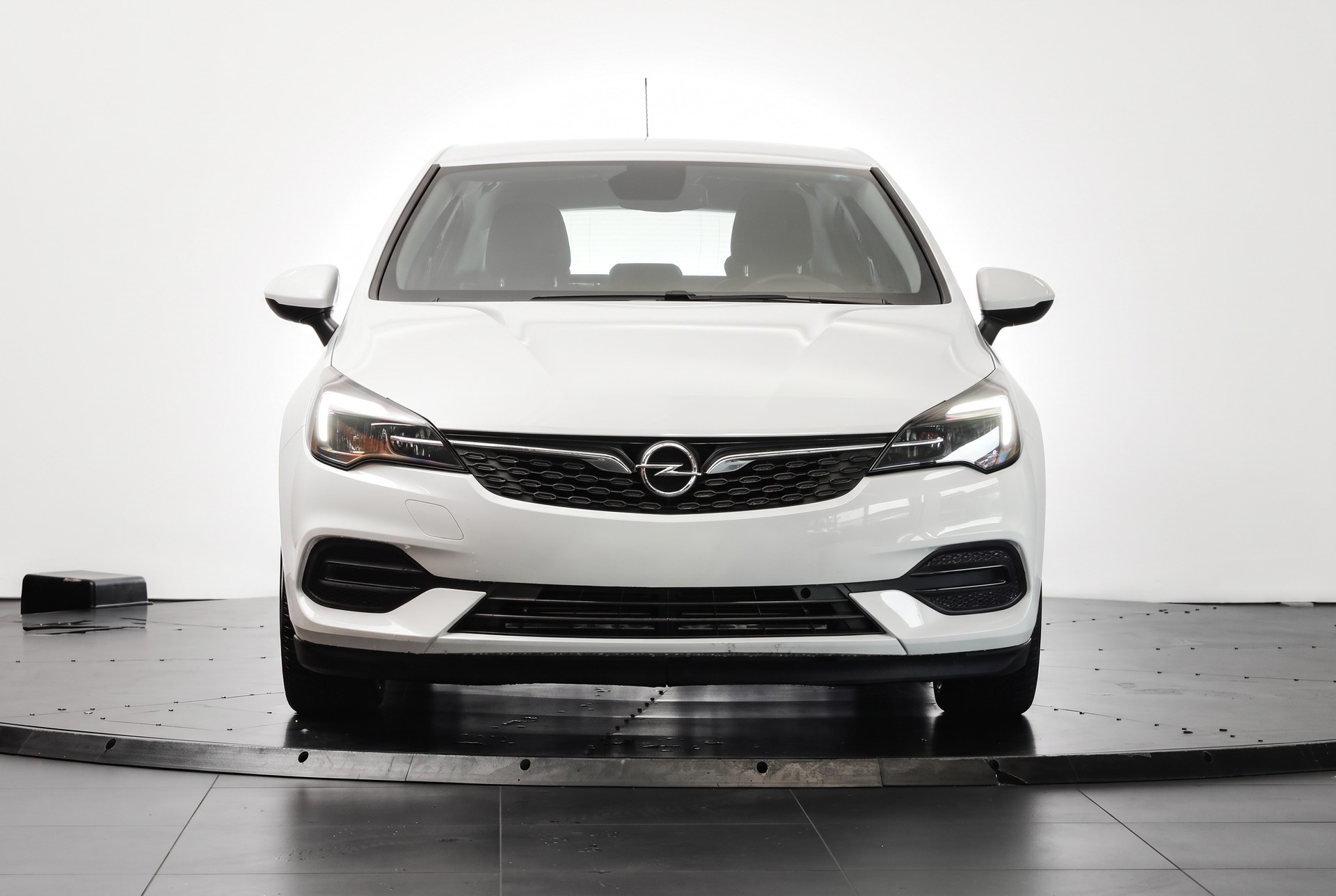 OPEL Astra 1.2i Turbo Edition • 145 ch • Siège ergonomique AGR • Apple CarPlay-showroom-element-1
