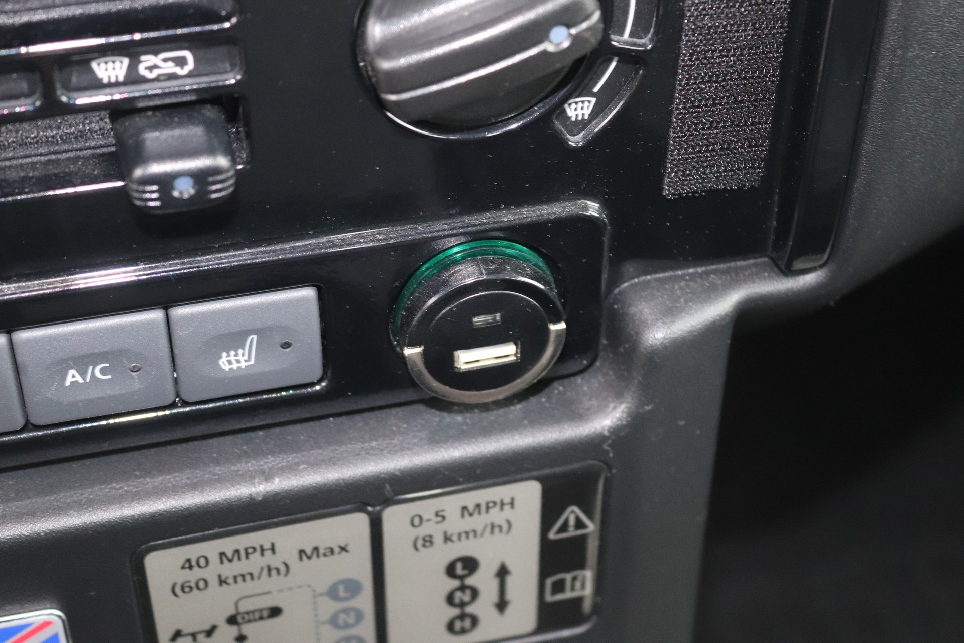 LAND ROVER Defender 90 2.2 TD4 Station Wagon SE-image-12