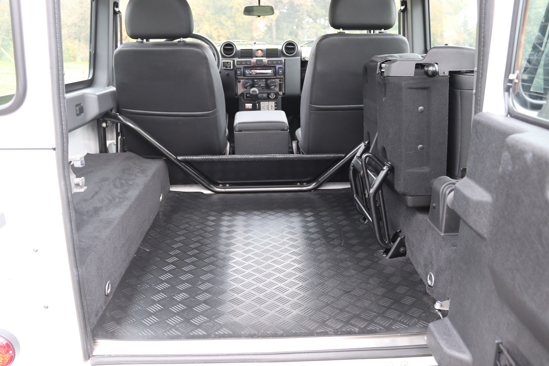 LAND ROVER Defender 90 2.2 TD4 Station Wagon SE-image-9