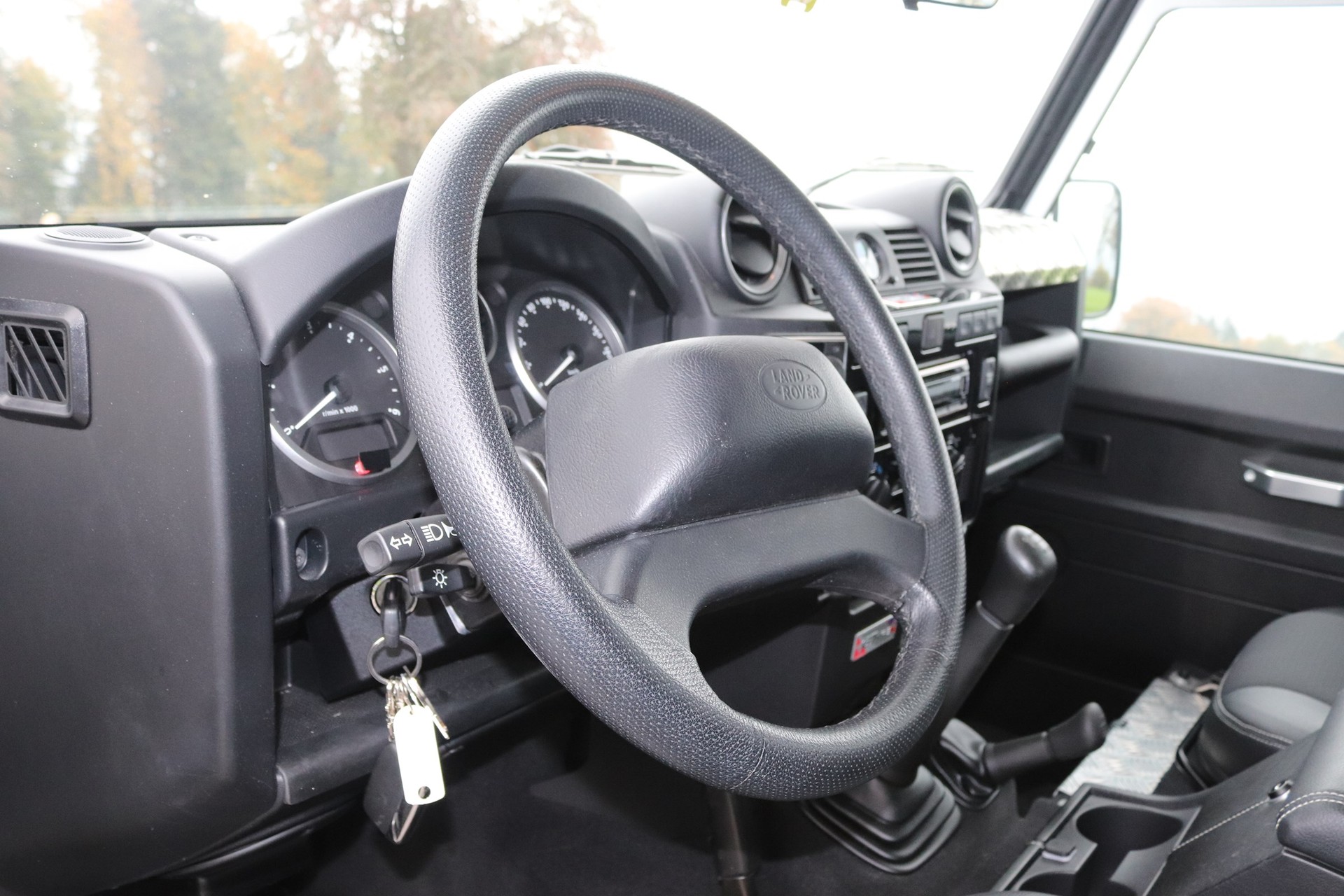 LAND ROVER Defender 90 2.2 TD4 Station Wagon SE-image-4