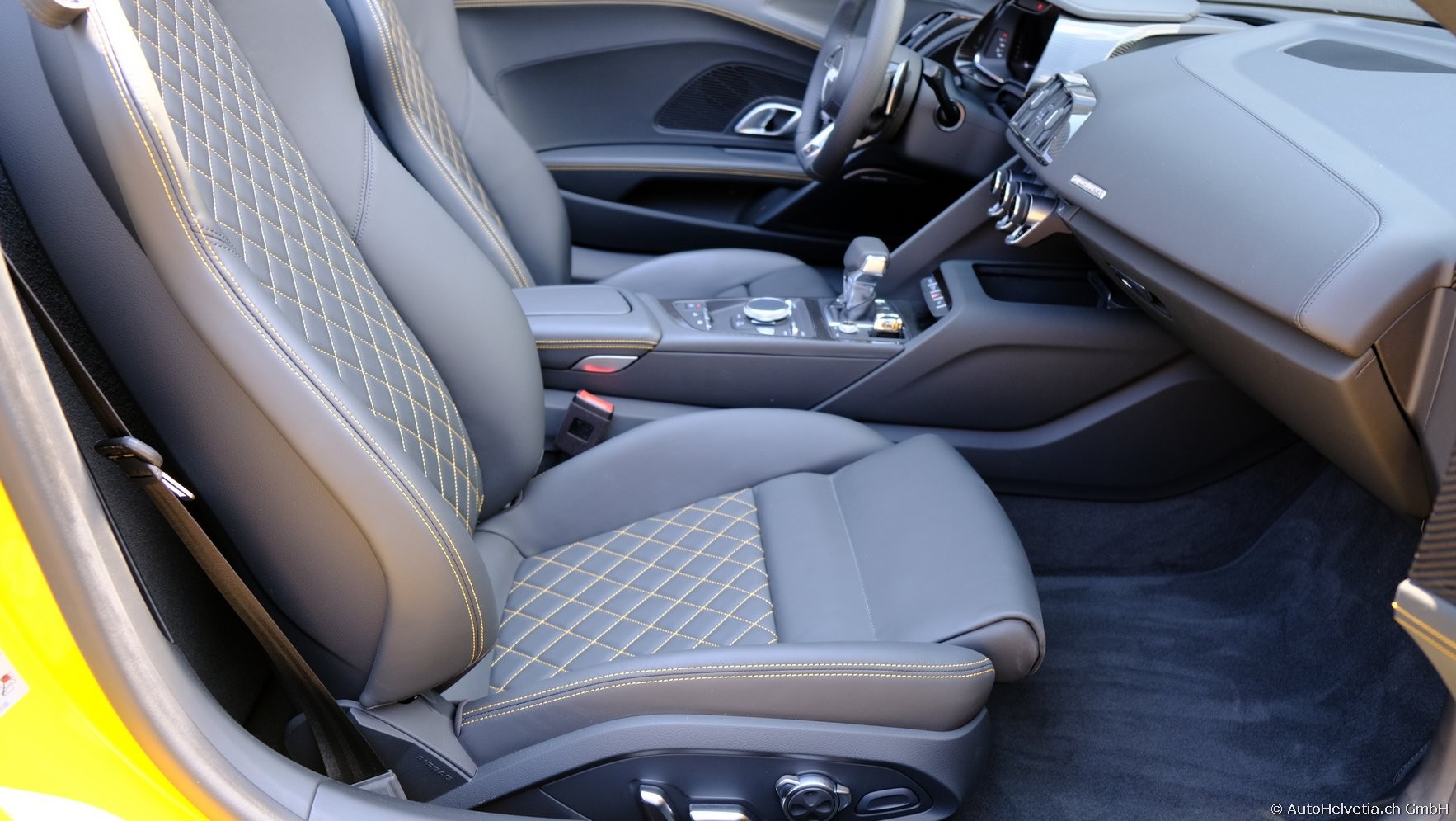 AUDI R8 Spyder performance S-Tronic-image-13