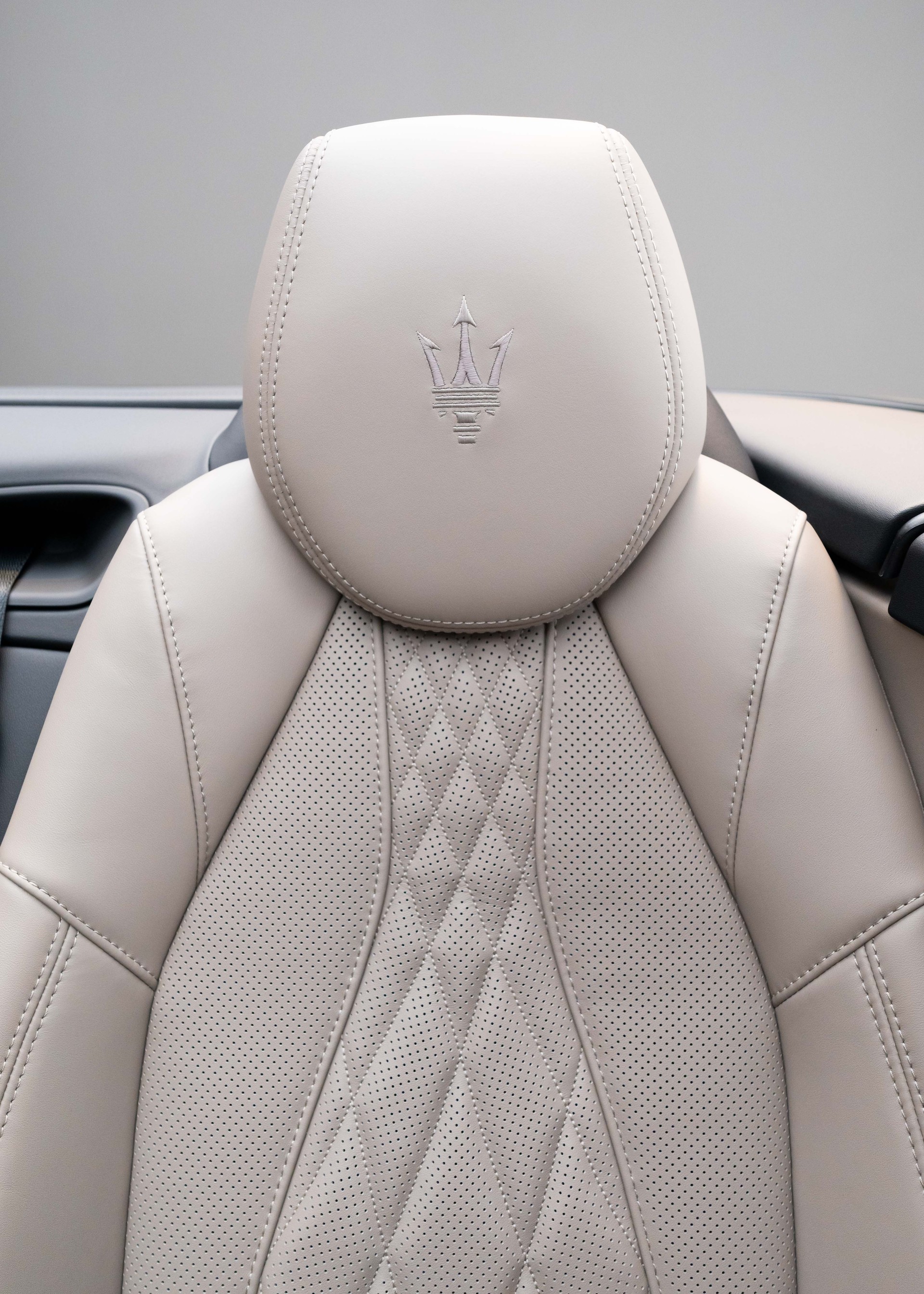 MASERATI GranCabrio Modena - Azzurro Astro Glossy - FUORISERIE - 2.99% Leasing-image-17
