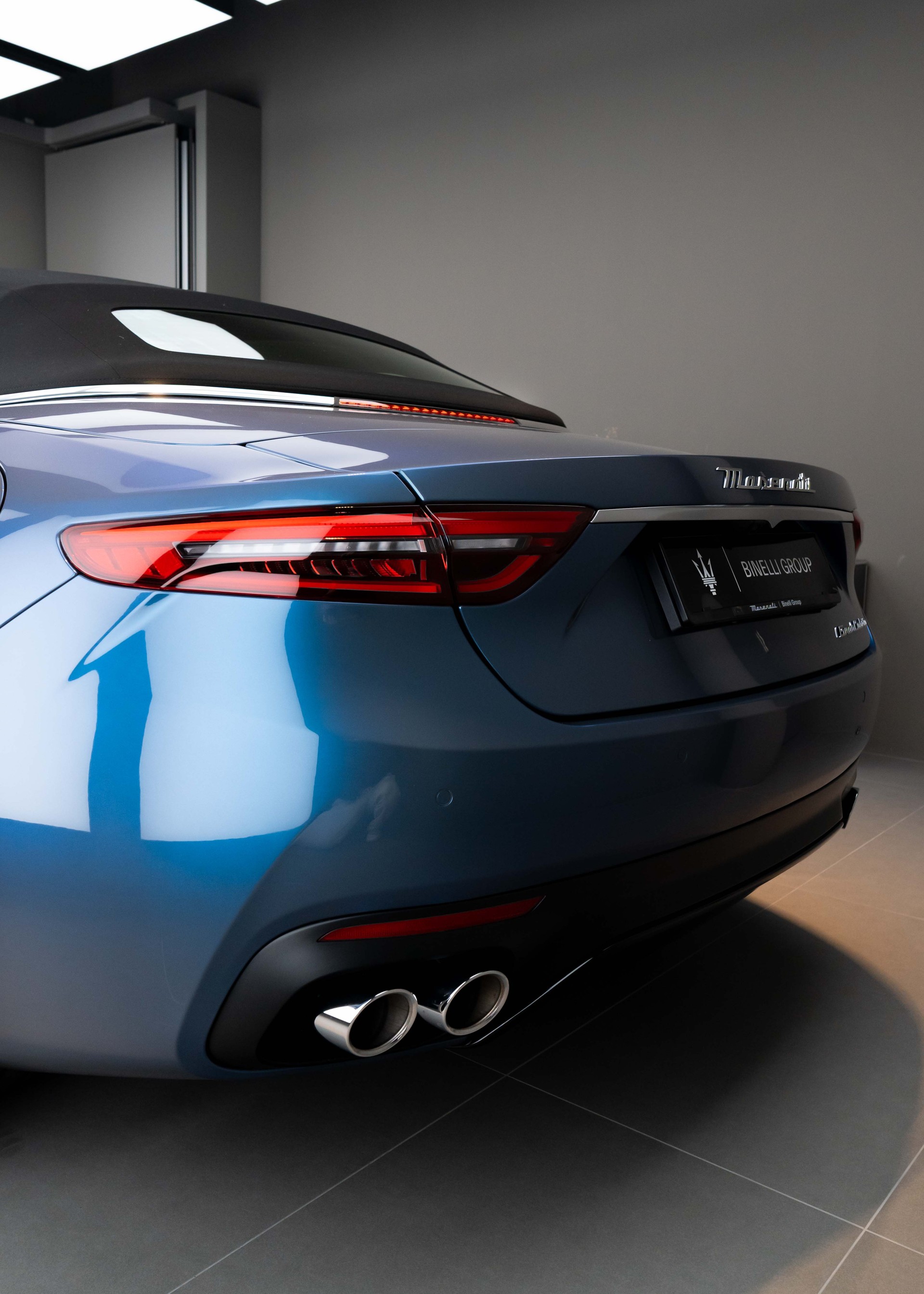 MASERATI GranCabrio Modena - Azzurro Astro Glossy - FUORISERIE - 2.99% Leasing-image-7