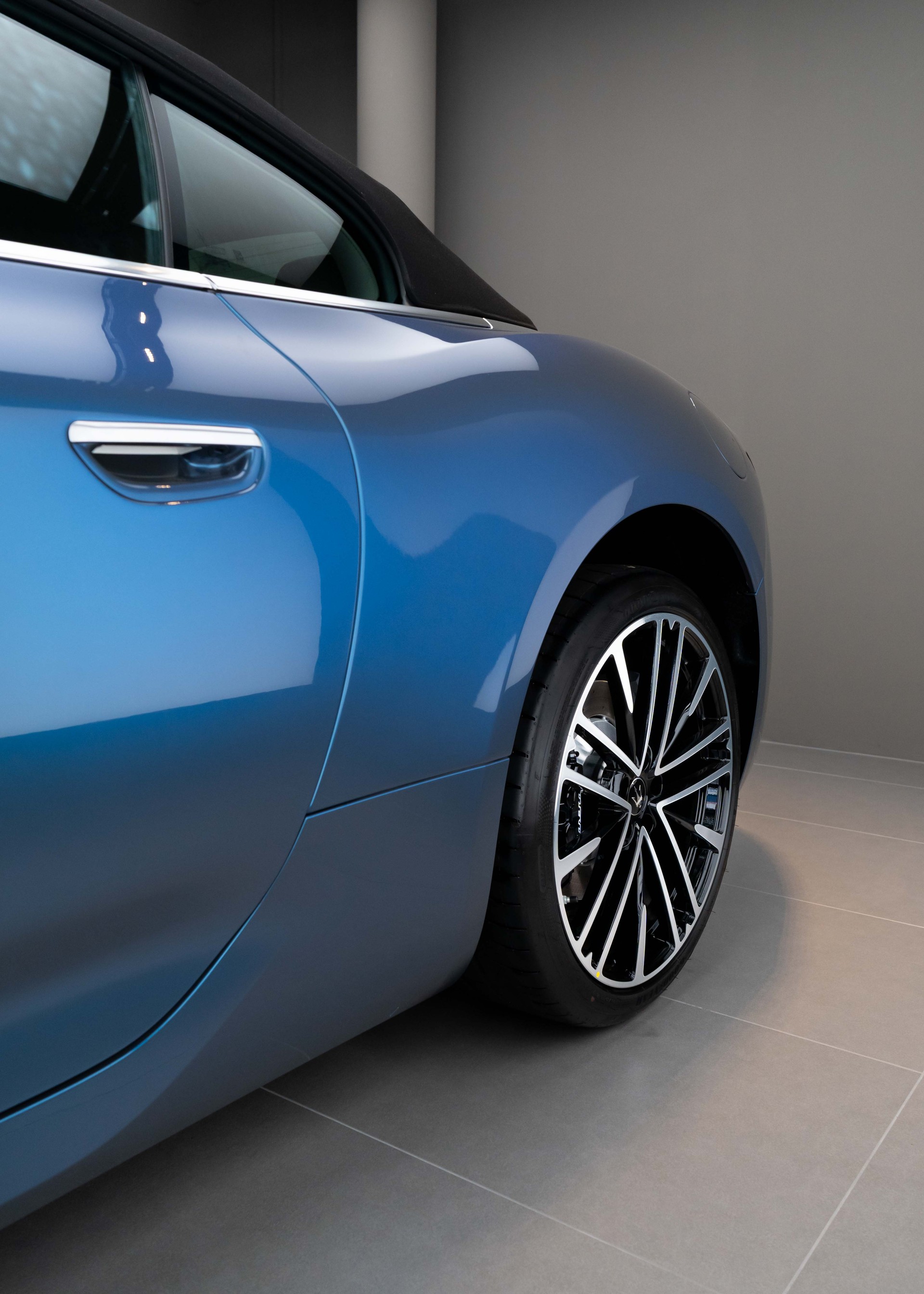MASERATI GranCabrio Modena - Azzurro Astro Glossy - FUORISERIE - 2.99% Leasing-image-8