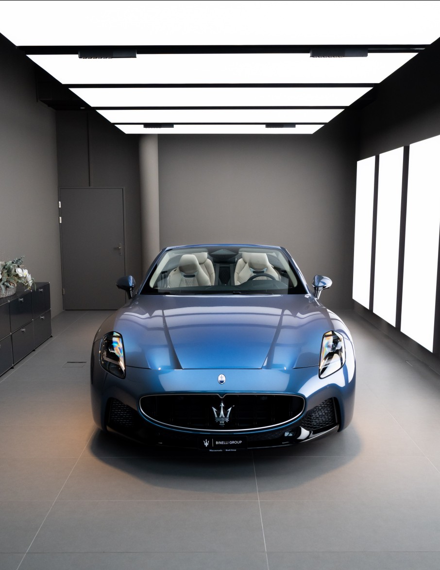 MASERATI GranCabrio Modena - Azzurro Astro Glossy - FUORISERIE - 2.99% Leasing