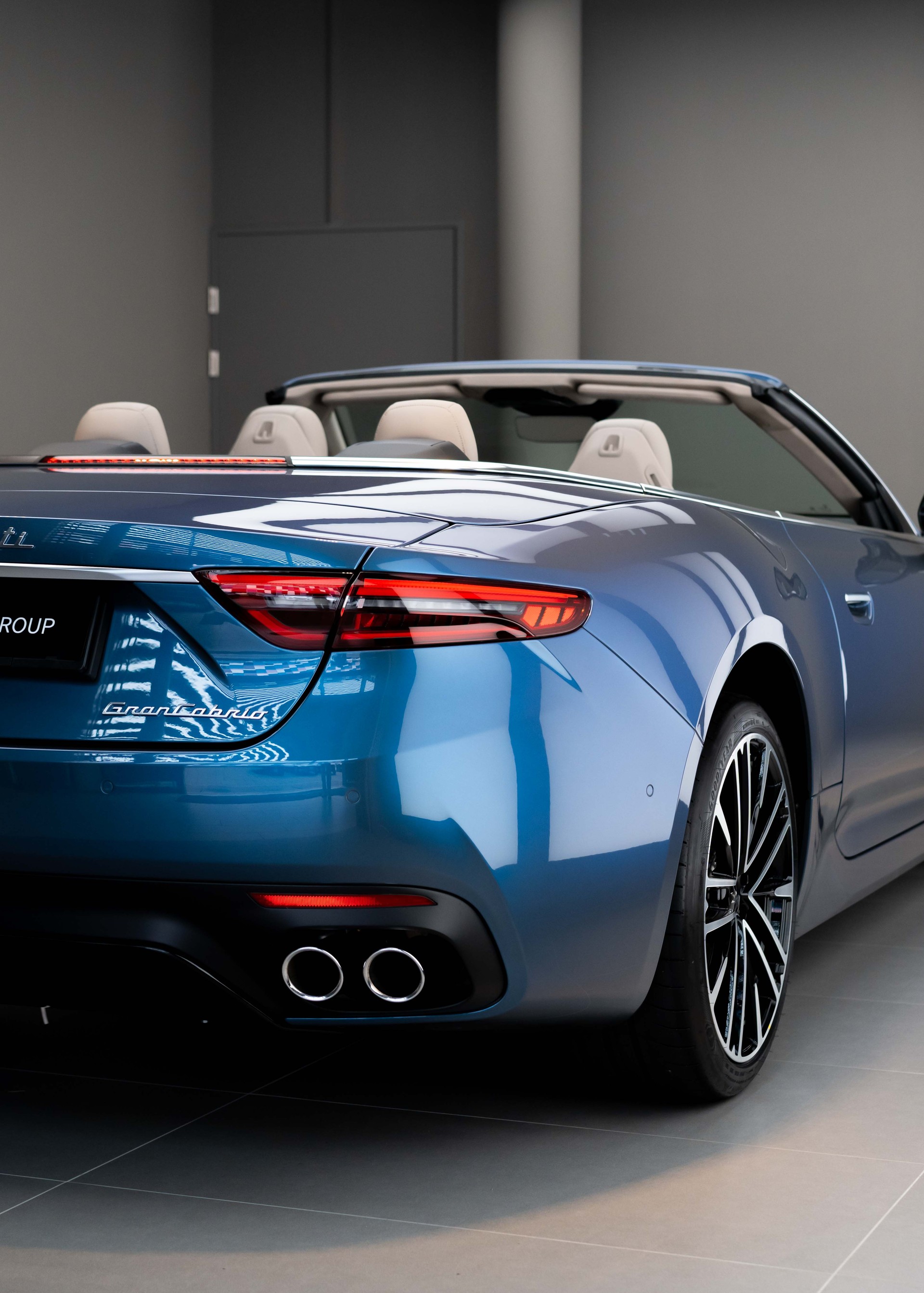 MASERATI GranCabrio Modena - Azzurro Astro Glossy - FUORISERIE - 2.99% Leasing-image-4
