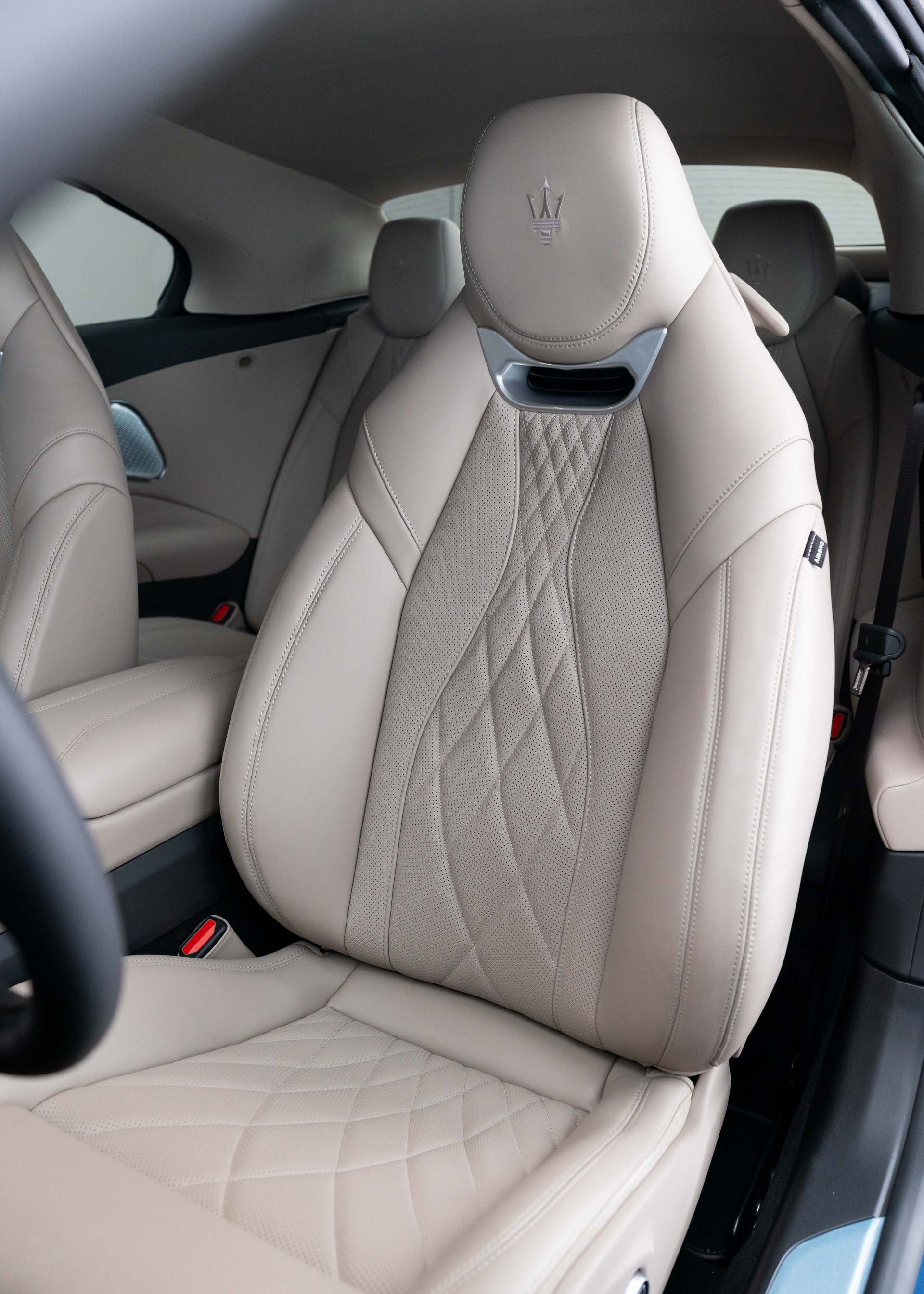 MASERATI GranCabrio Modena - Azzurro Astro Glossy - FUORISERIE - 2.99% Leasing-image-16