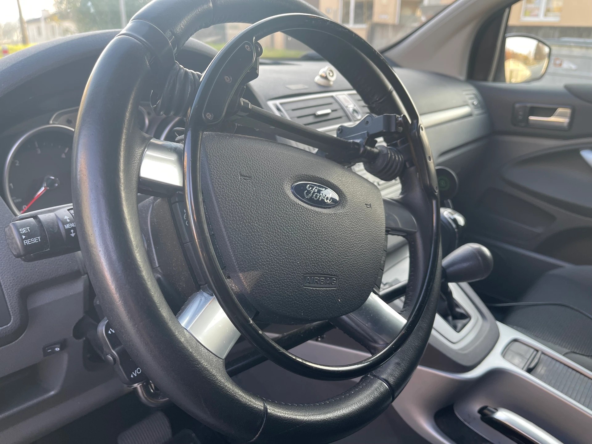 FORD Kuga 2.0 TDCi Individual 4WD PowerShift-image-8