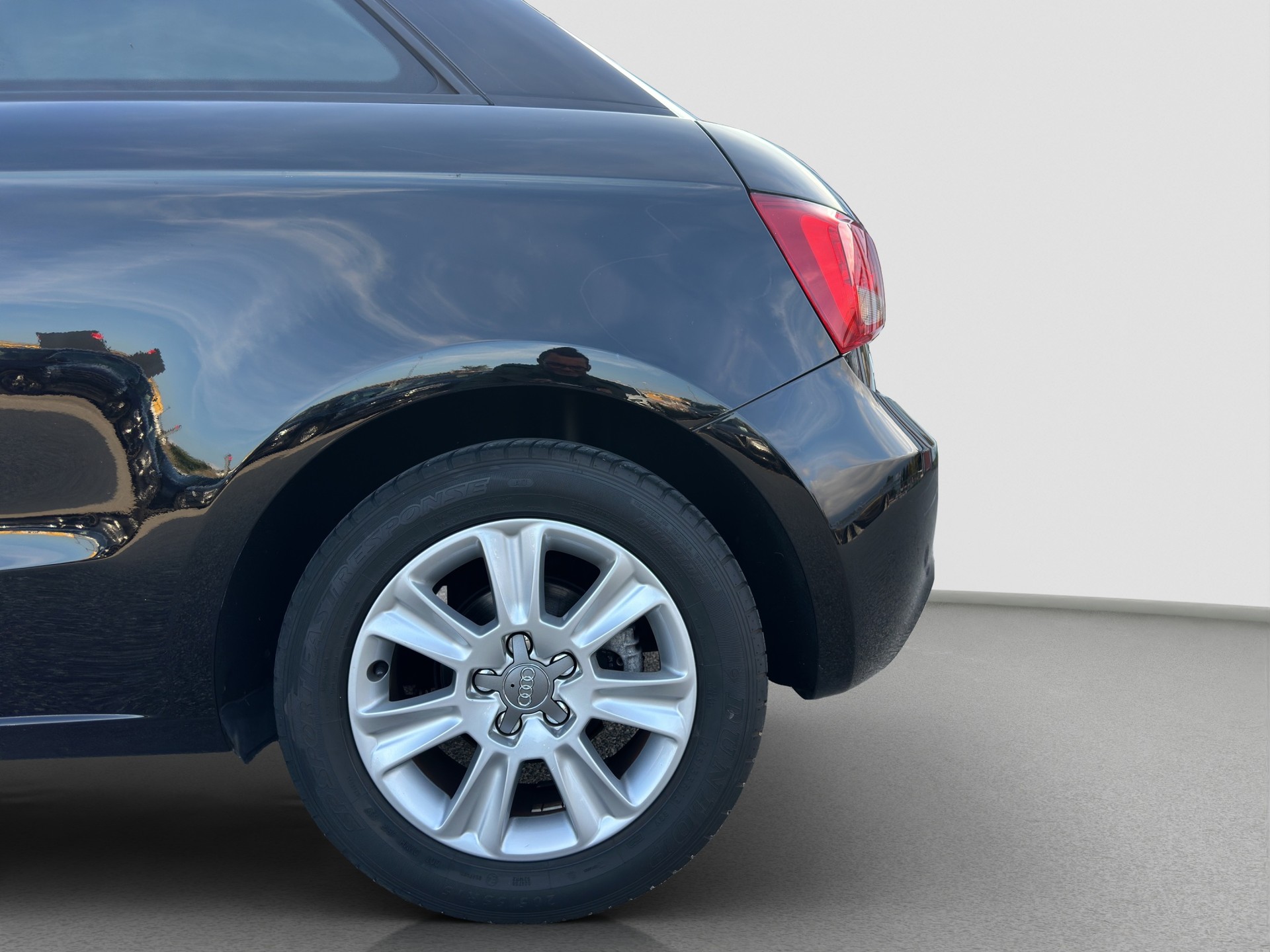 AUDI A1 1.2 TFSI Attraction-image-9