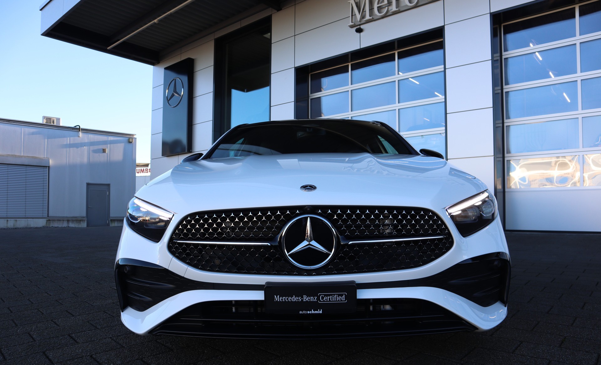 MERCEDES-BENZ A 180 AMG Line Night Star 7G-DCT-showroom-element-2