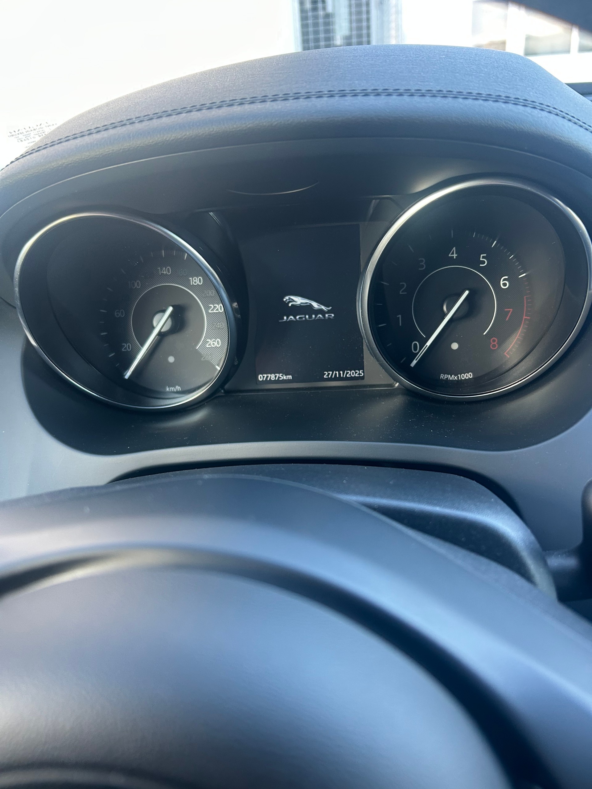 JAGUAR E-Pace P200 R-Dynamic Chequered Flag AWD Automatik-image-5