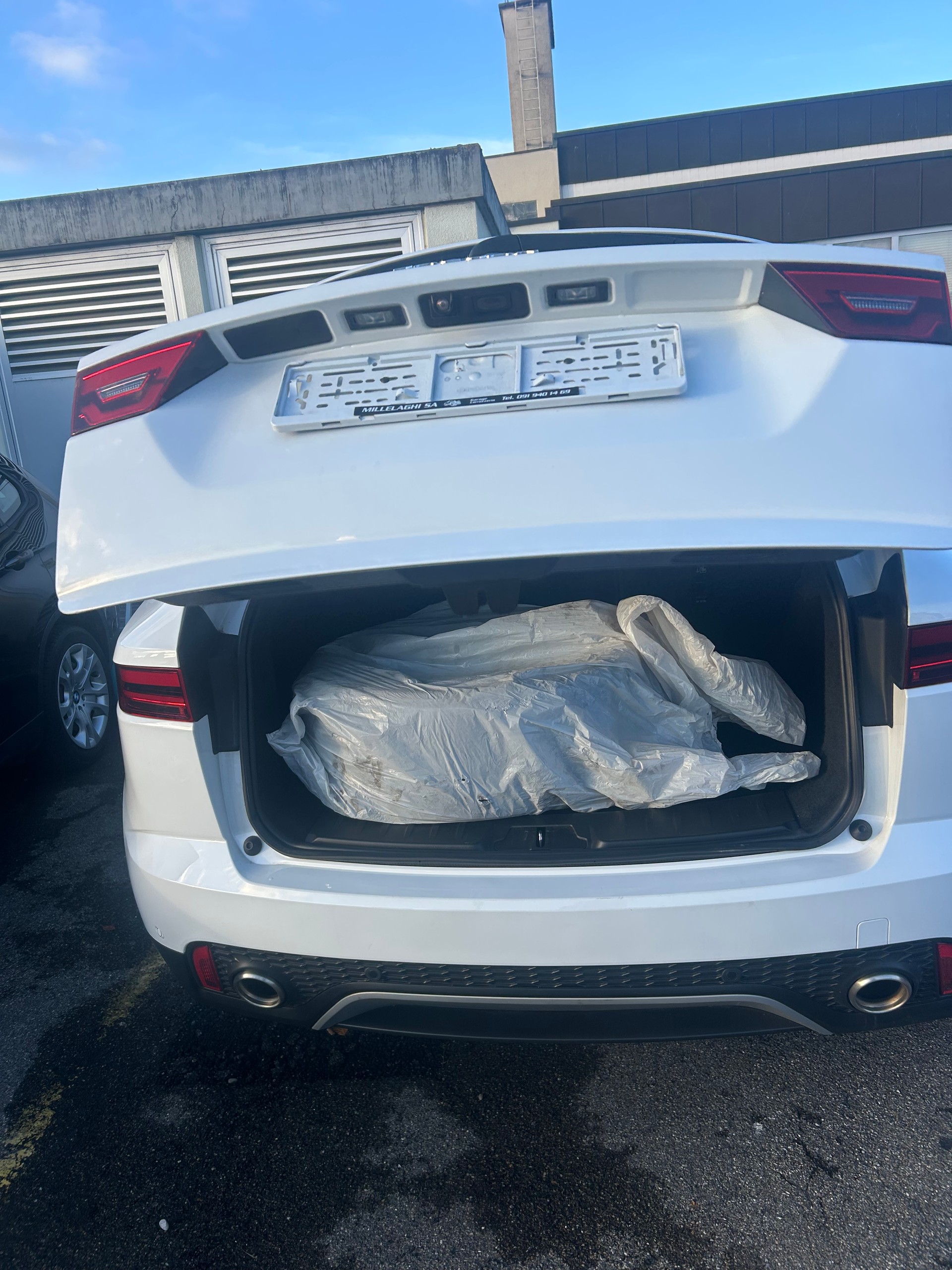 JAGUAR E-Pace P200 R-Dynamic Chequered Flag AWD Automatik-image-11
