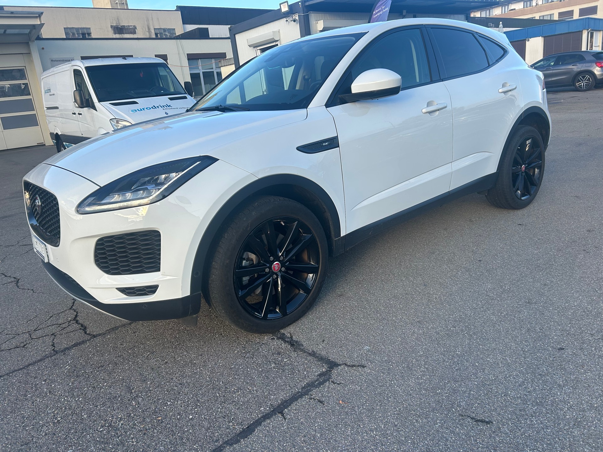 JAGUAR E-Pace P200 R-Dynamic Chequered Flag AWD Automatik-image-9