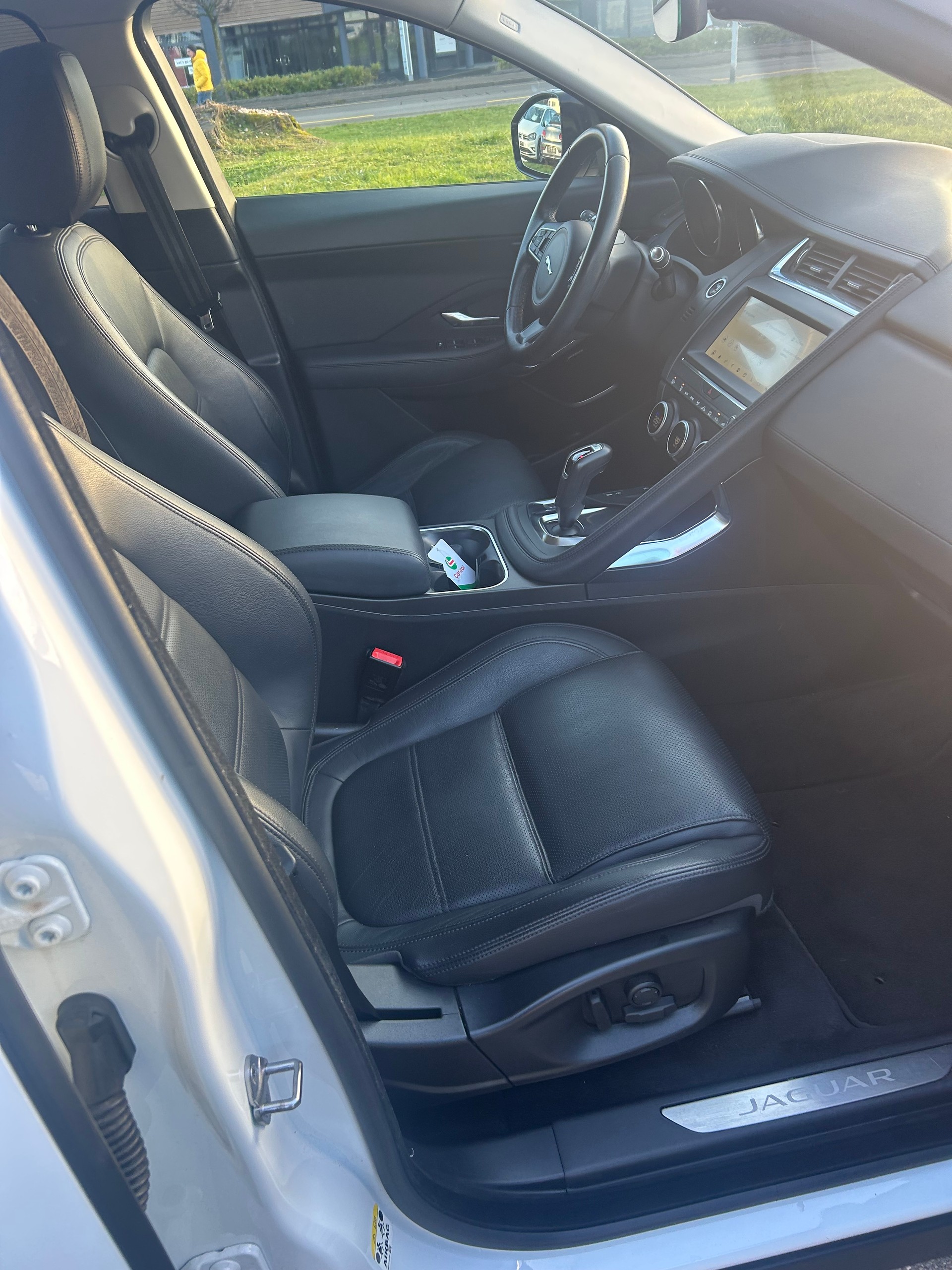 JAGUAR E-Pace P200 R-Dynamic Chequered Flag AWD Automatik-image-8