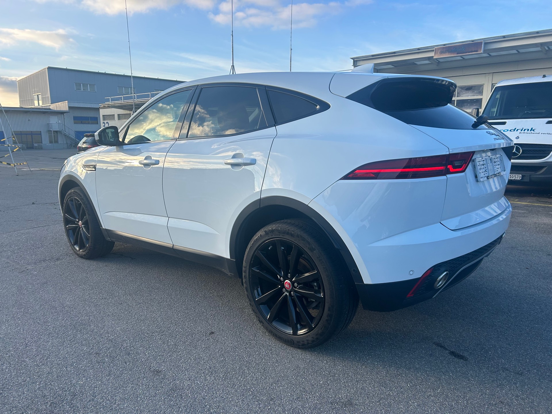 JAGUAR E-Pace P200 R-Dynamic Chequered Flag AWD Automatik-image-10