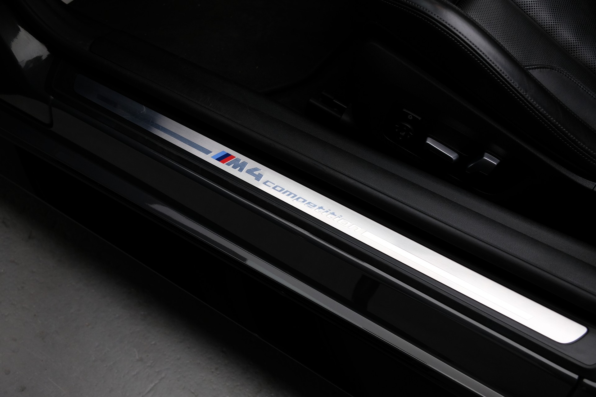 BMW M4 Cabrio Competition M xDrive-image-13