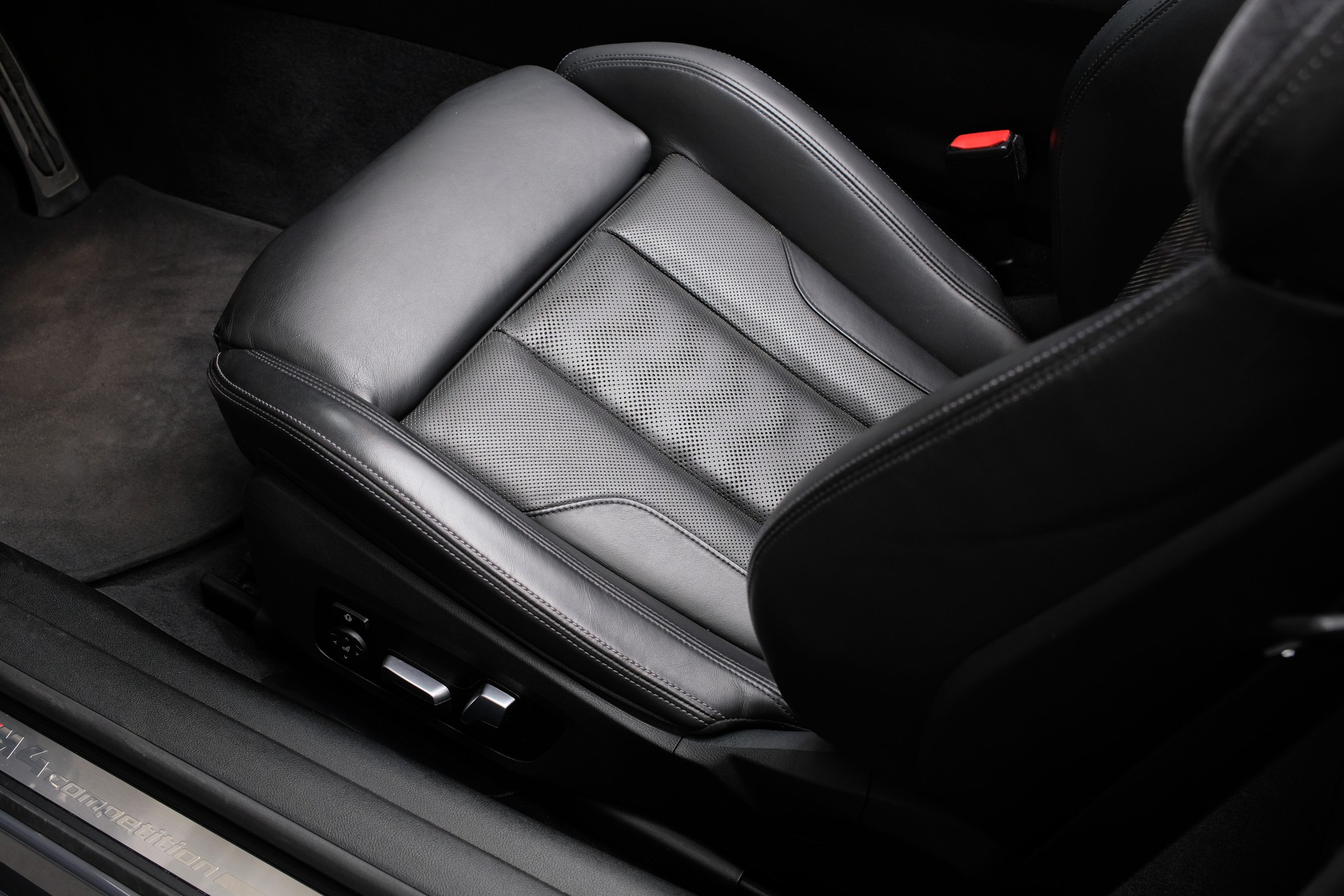 BMW M4 Cabrio Competition M xDrive-image-19