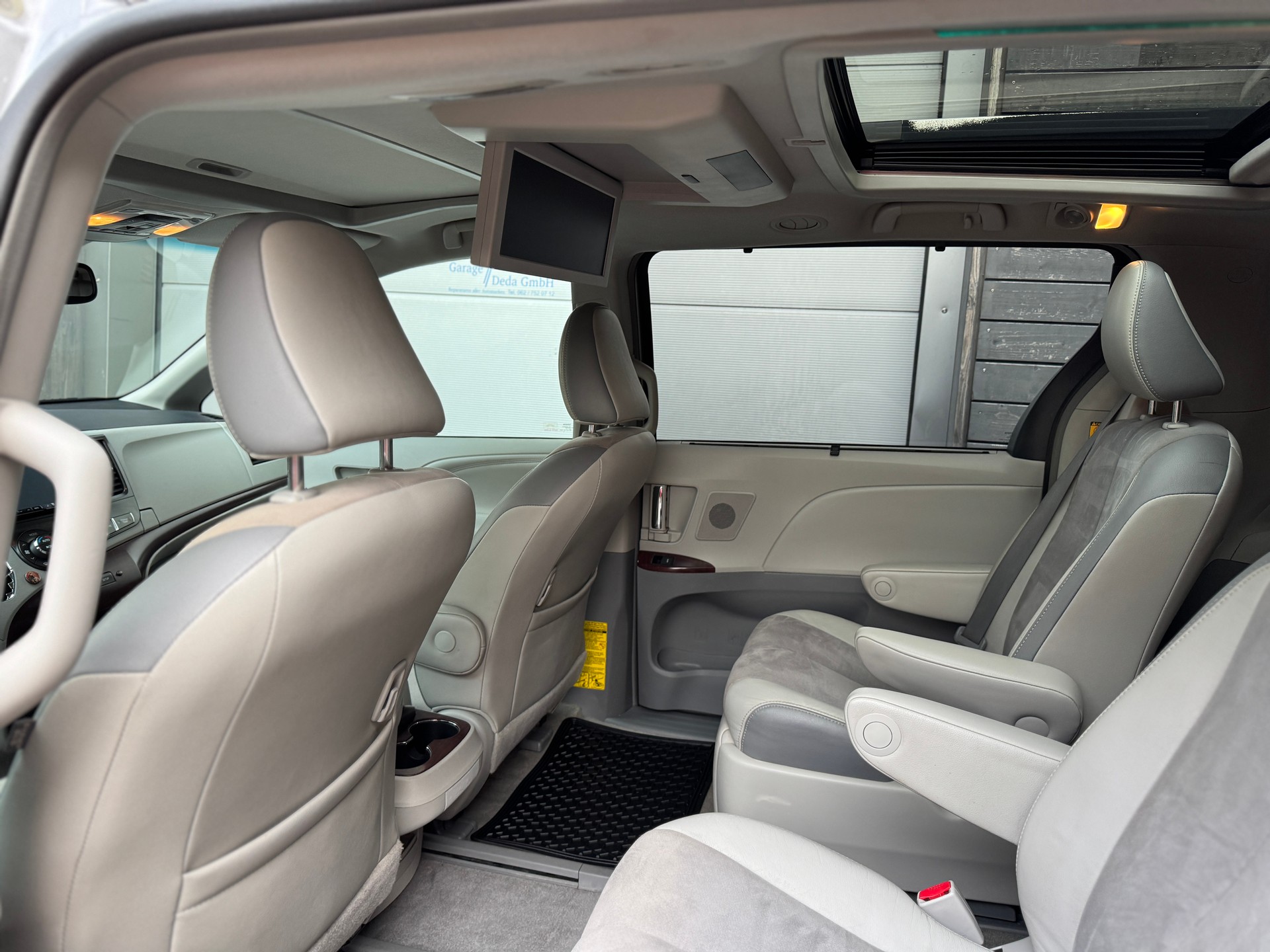 TOYOTA Sienna-image-11