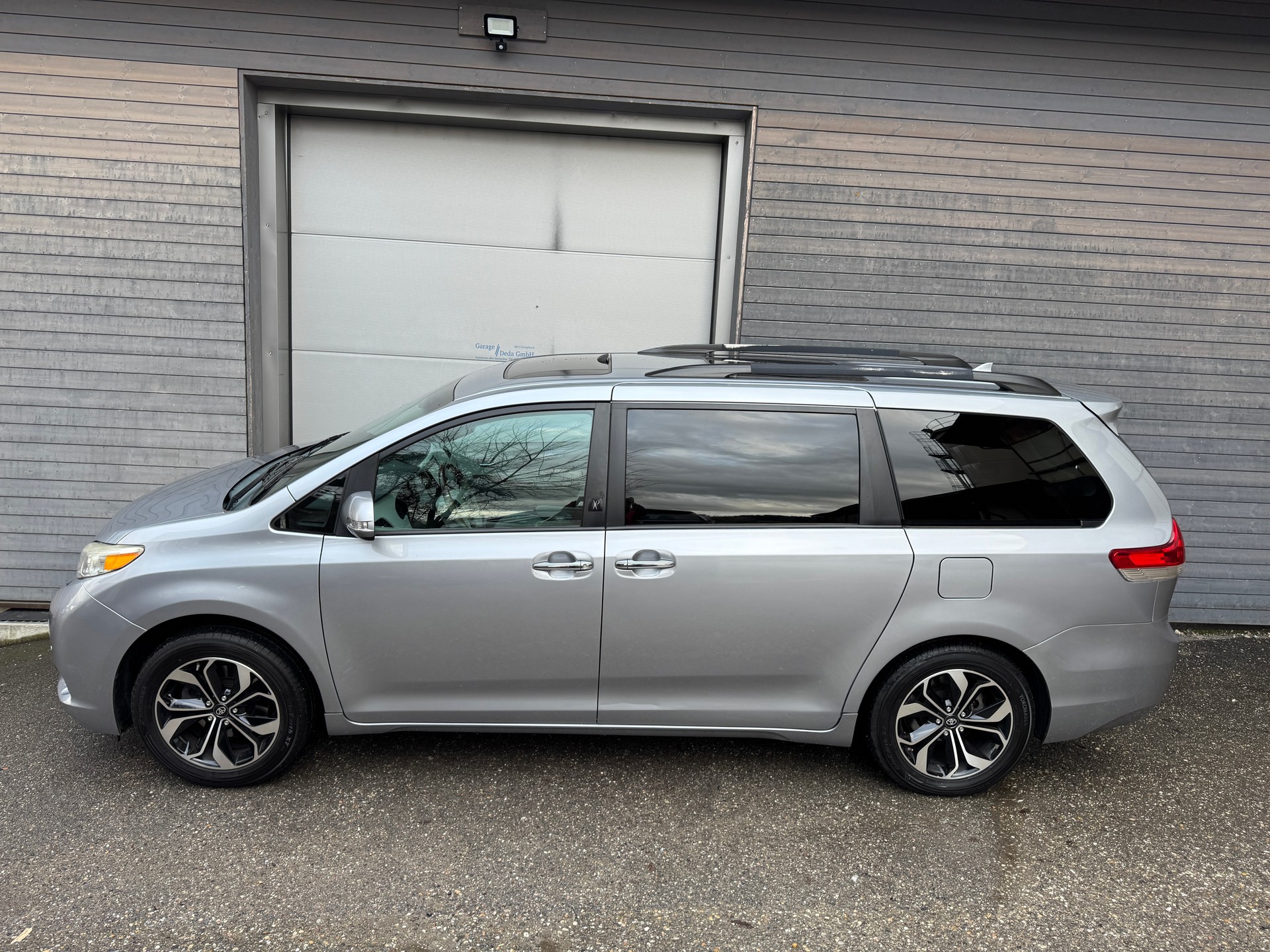 TOYOTA Sienna-image-4