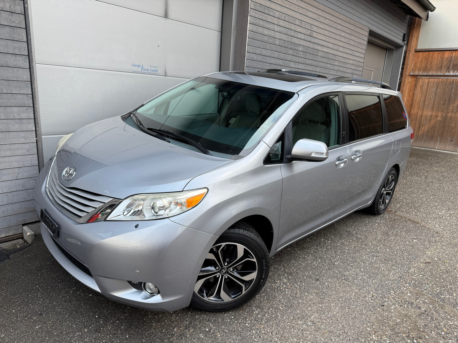 TOYOTA Sienna-image-1