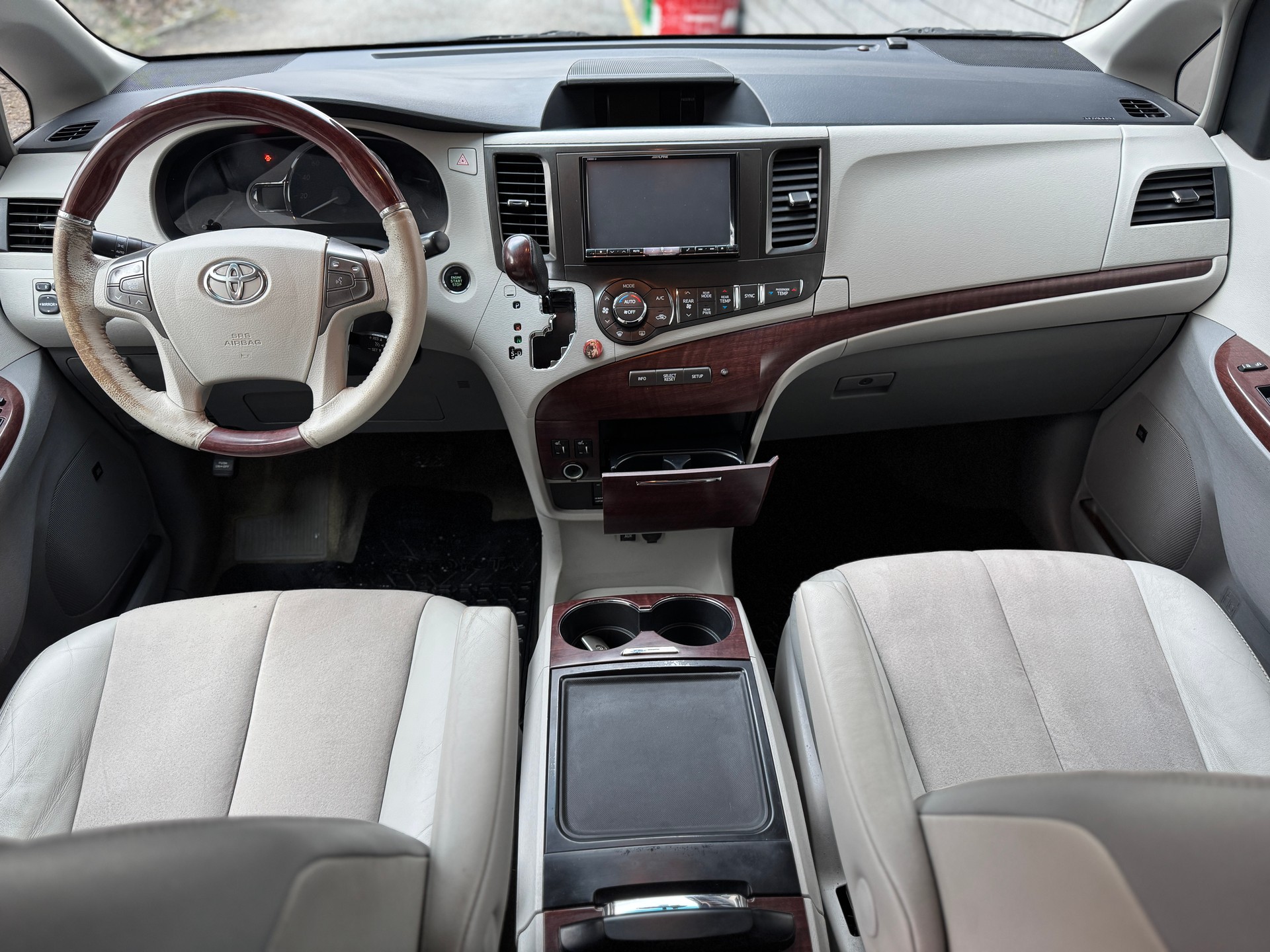TOYOTA Sienna-image-7