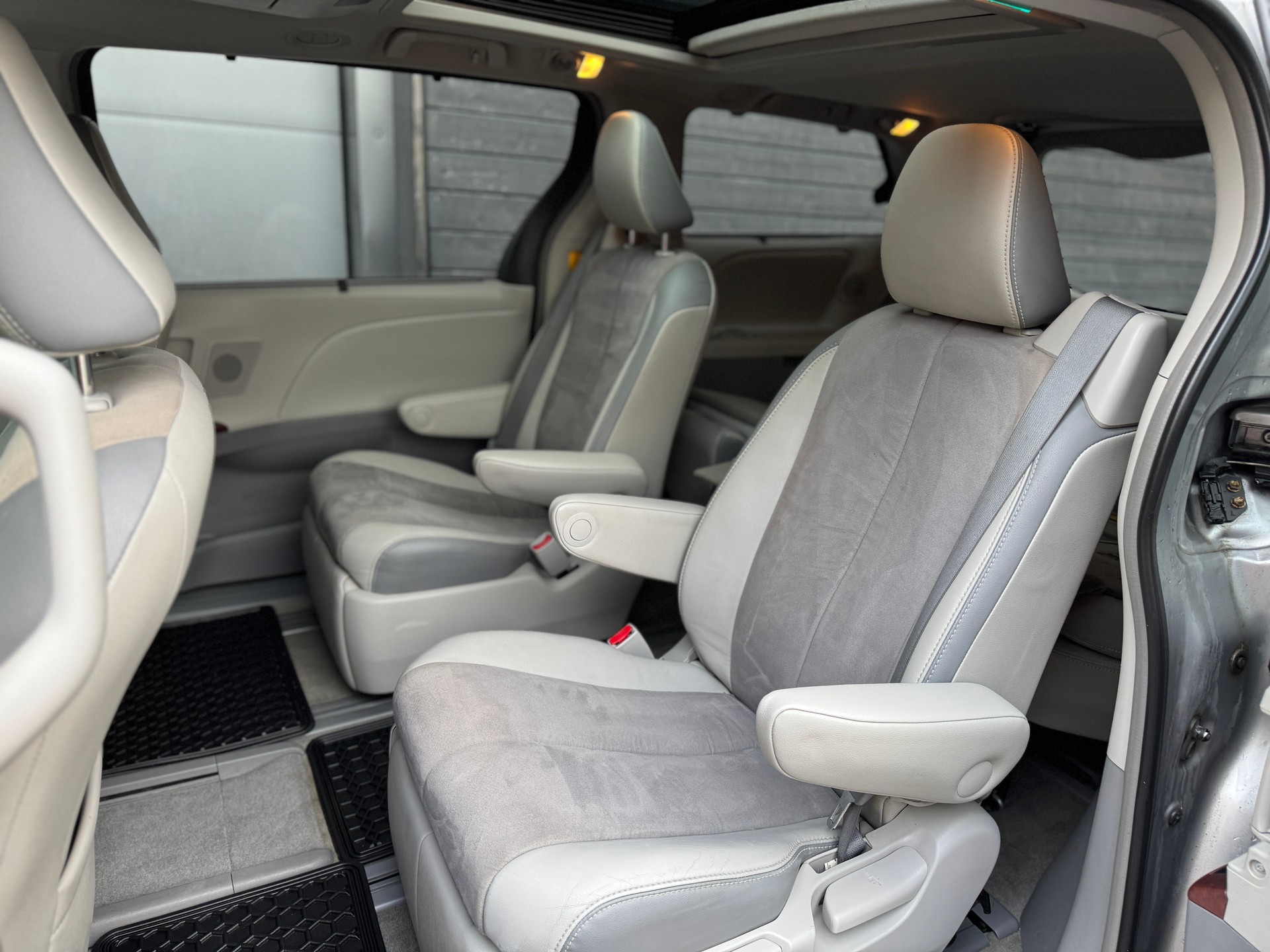 TOYOTA Sienna-image-10