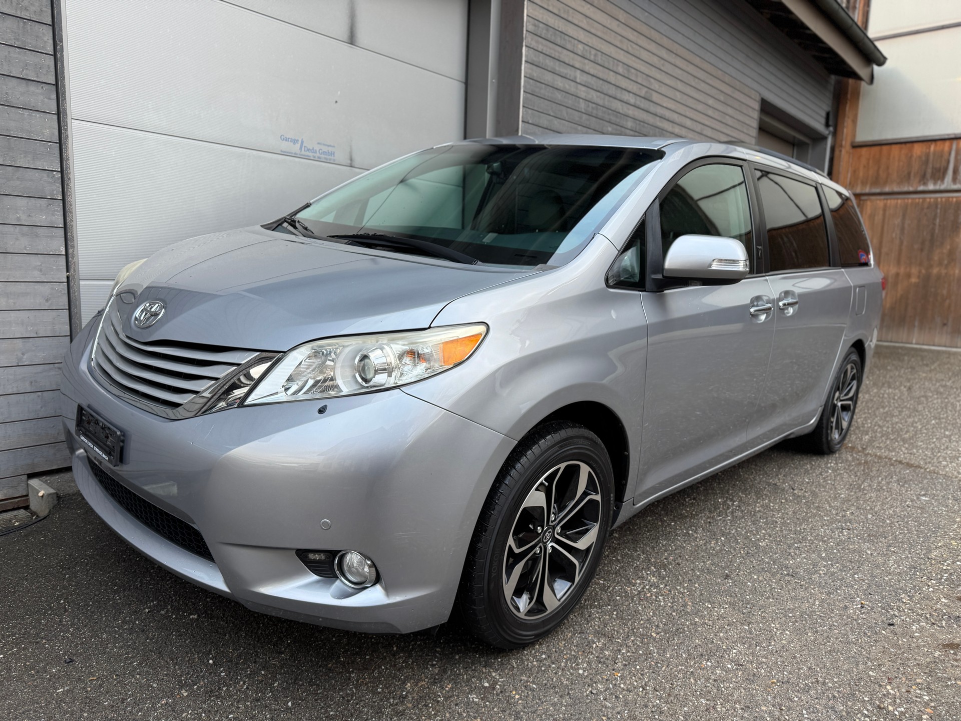 TOYOTA Sienna-image-2