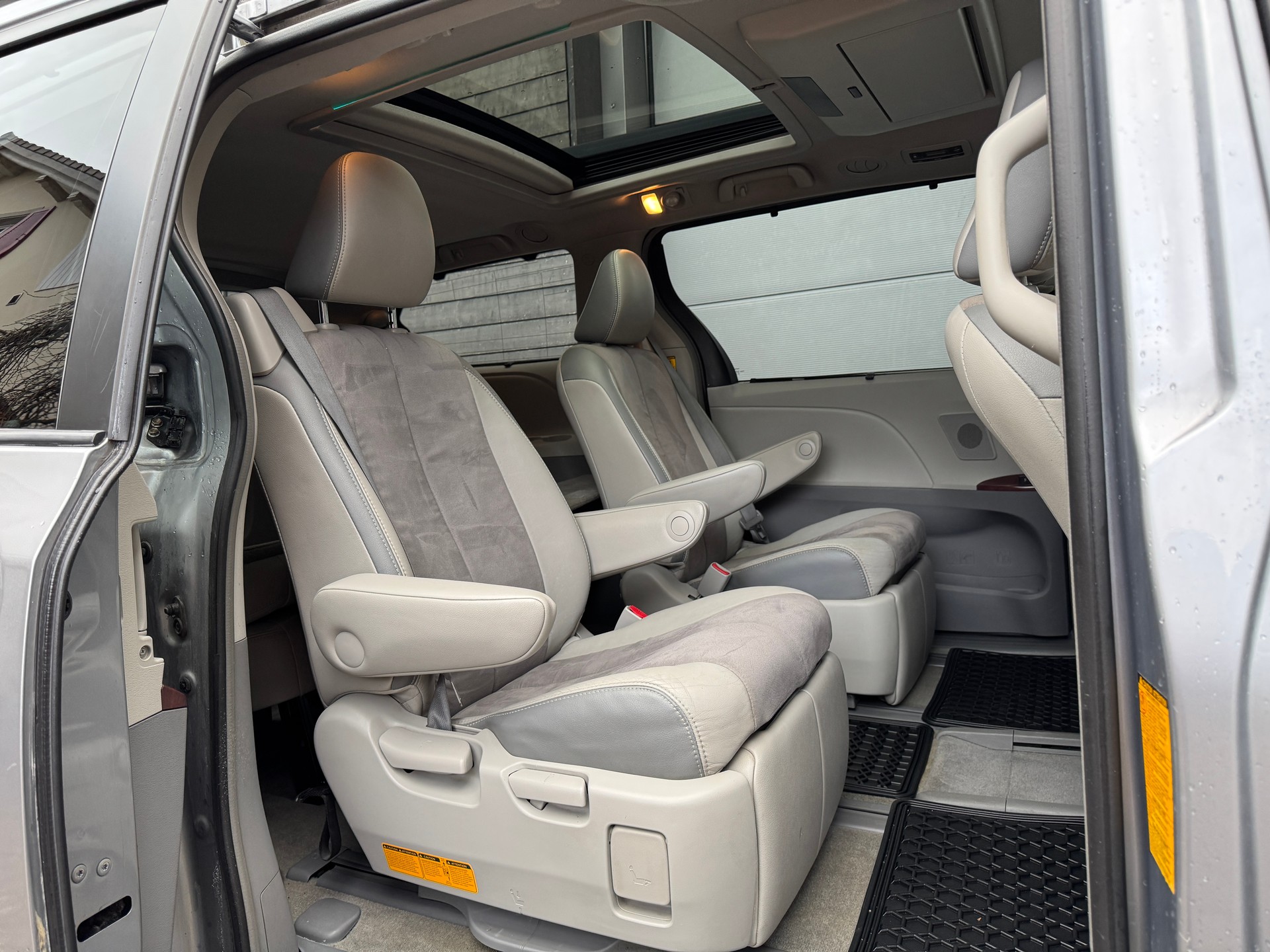 TOYOTA Sienna-image-8