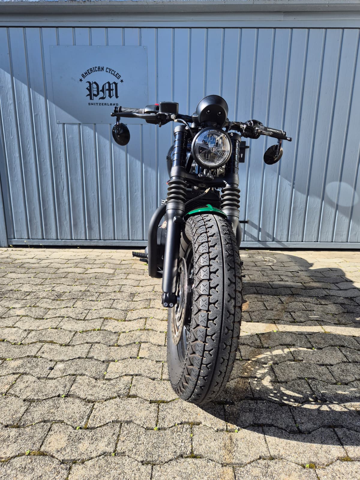 TRIUMPH Bonneville 1200 Bobber Black ABS-image-2