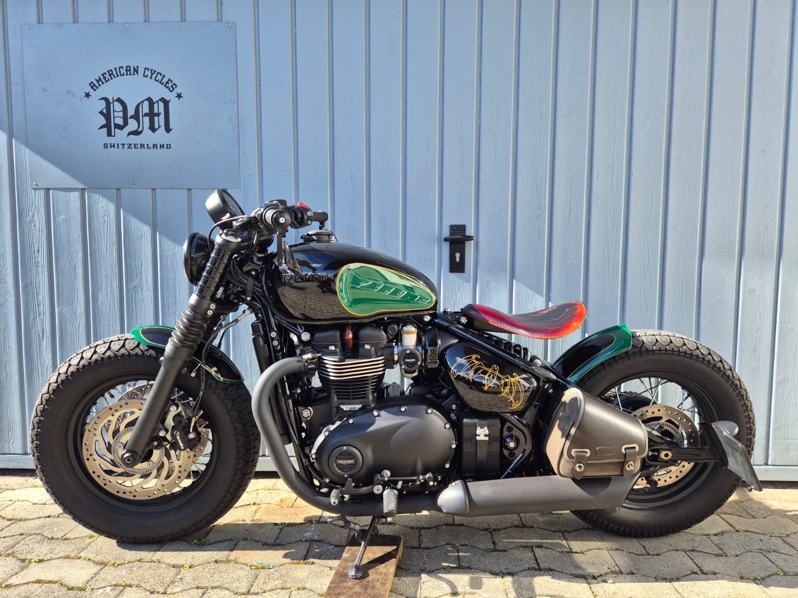 TRIUMPH Bonneville 1200 Bobber Black ABS-image-1